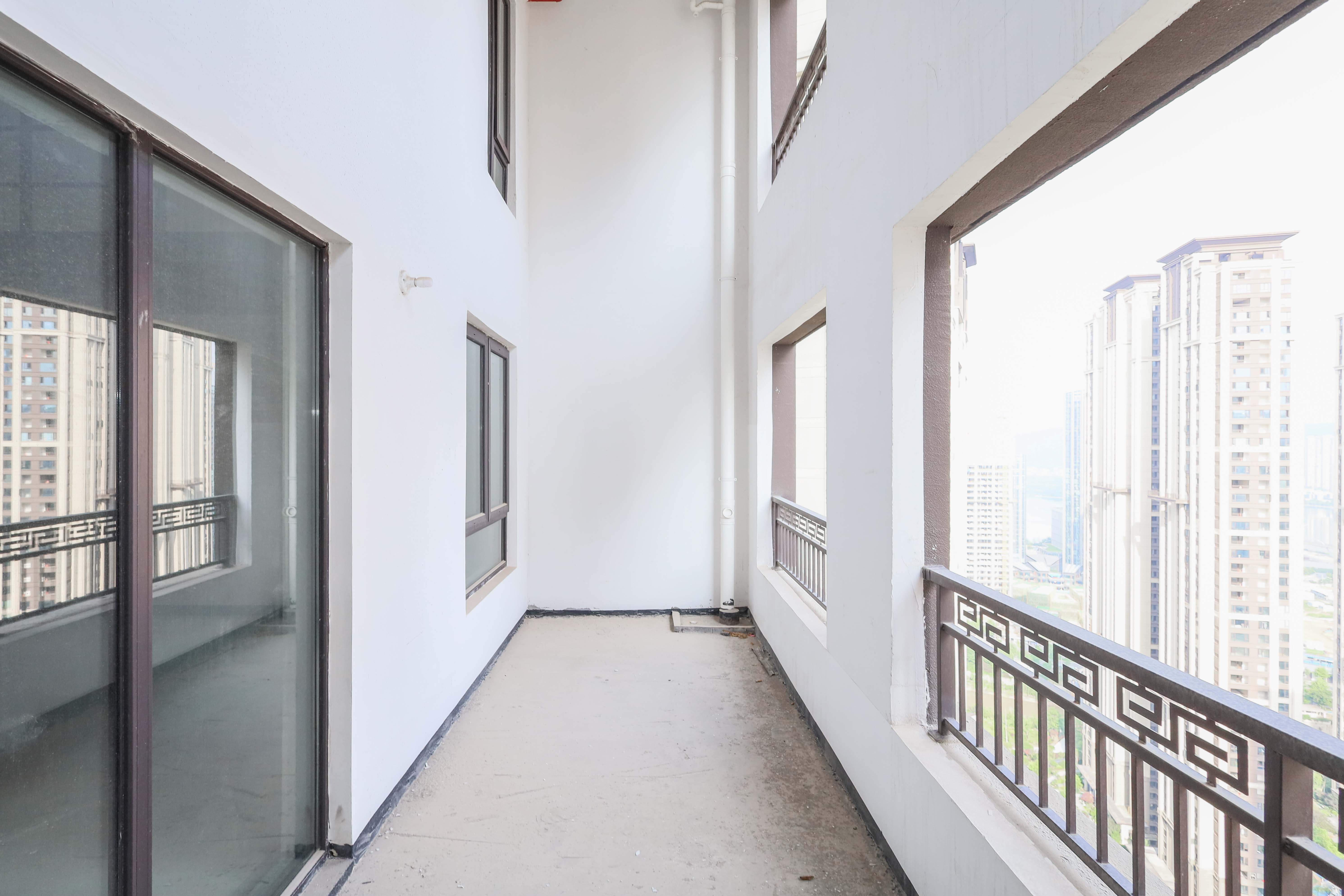 建发央著  4室2厅2卫   300.00万阳台