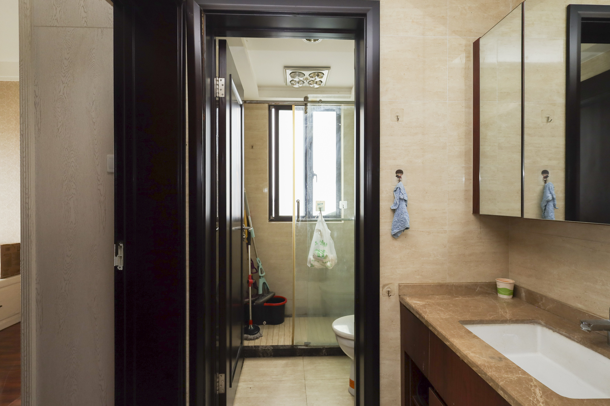 绿地中央广场  3室2厅2卫   126.00万 绿地中央广场  3室2厅2卫   126.00万卫生间