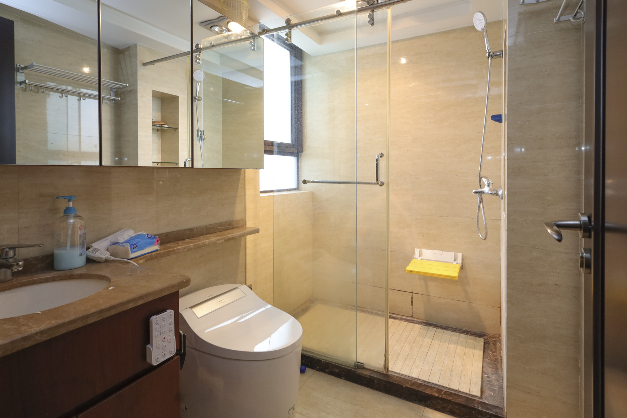 绿地中央广场  3室2厅2卫   126.00万 绿地中央广场  3室2厅2卫   126.00万卫生间