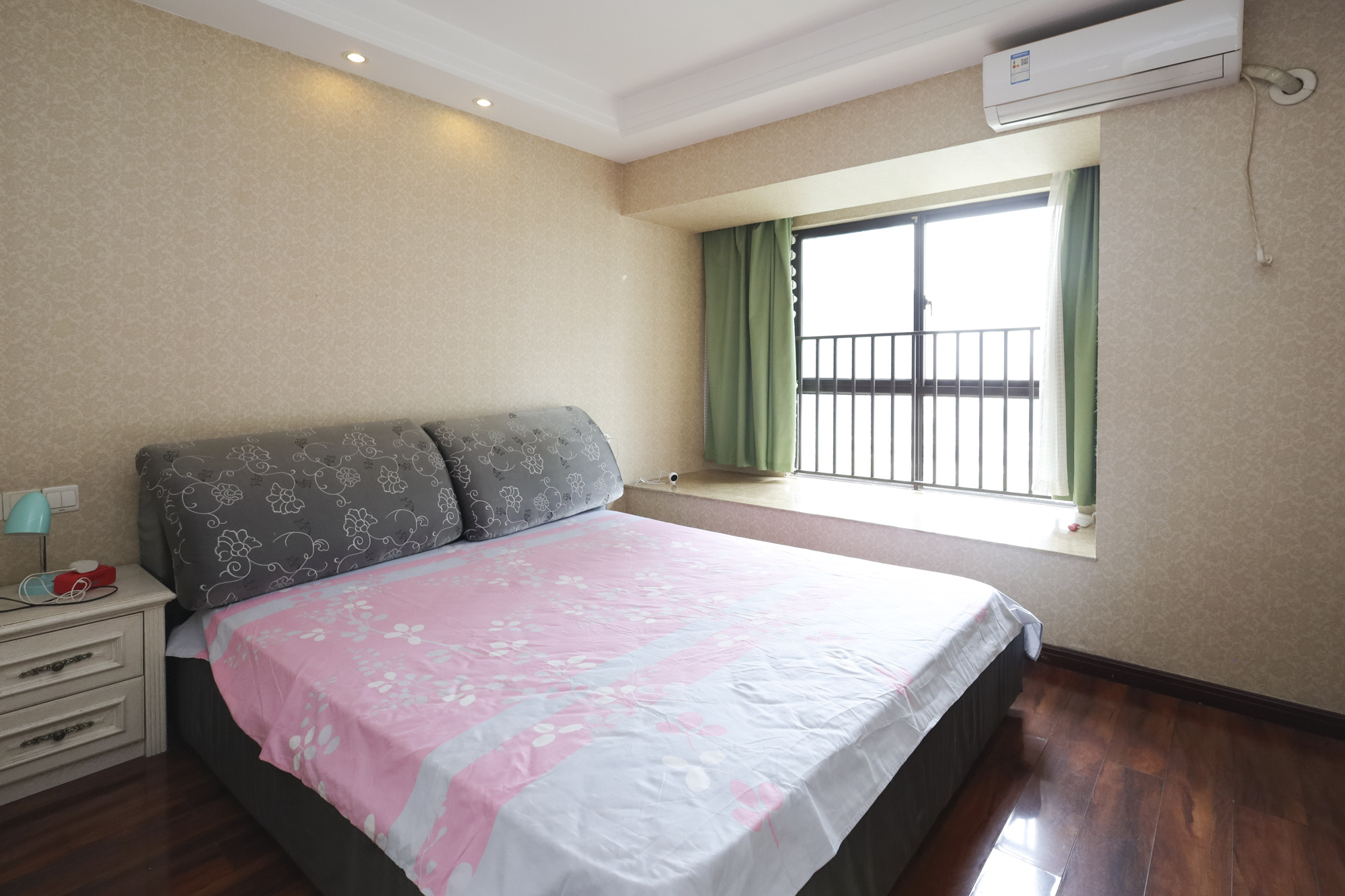 绿地中央广场  3室2厅2卫   126.00万 绿地中央广场  3室2厅2卫   126.00万卧室