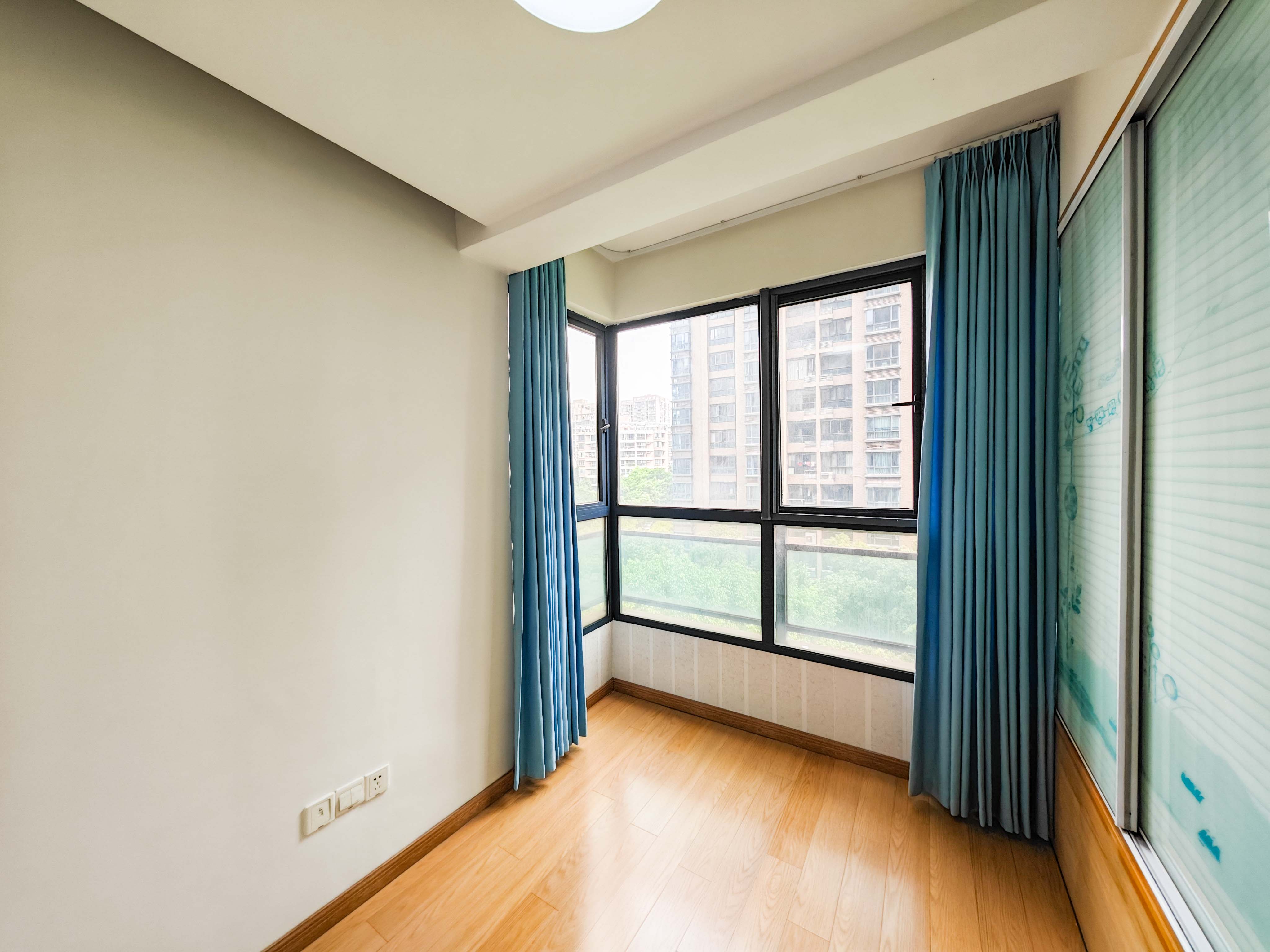 湘府9号  3室2厅1卫    93.0万卧室