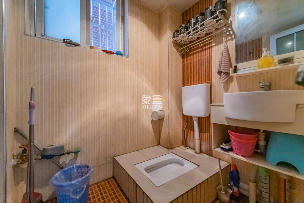 彩都公寓 3室2厅2卫 88.00万 彩都公寓 3室2厅2卫 88.00万卫生间