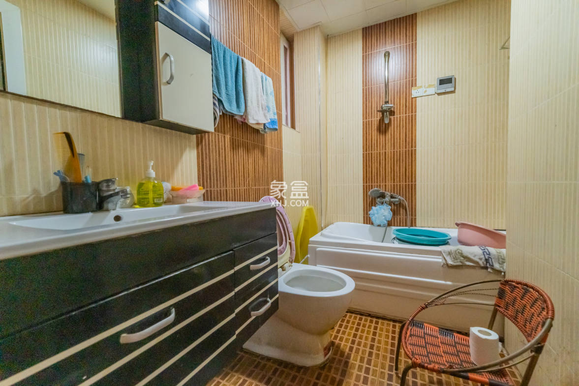 彩都公寓 3室2厅2卫 88.00万 彩都公寓 3室2厅2卫 88.00万卫生间