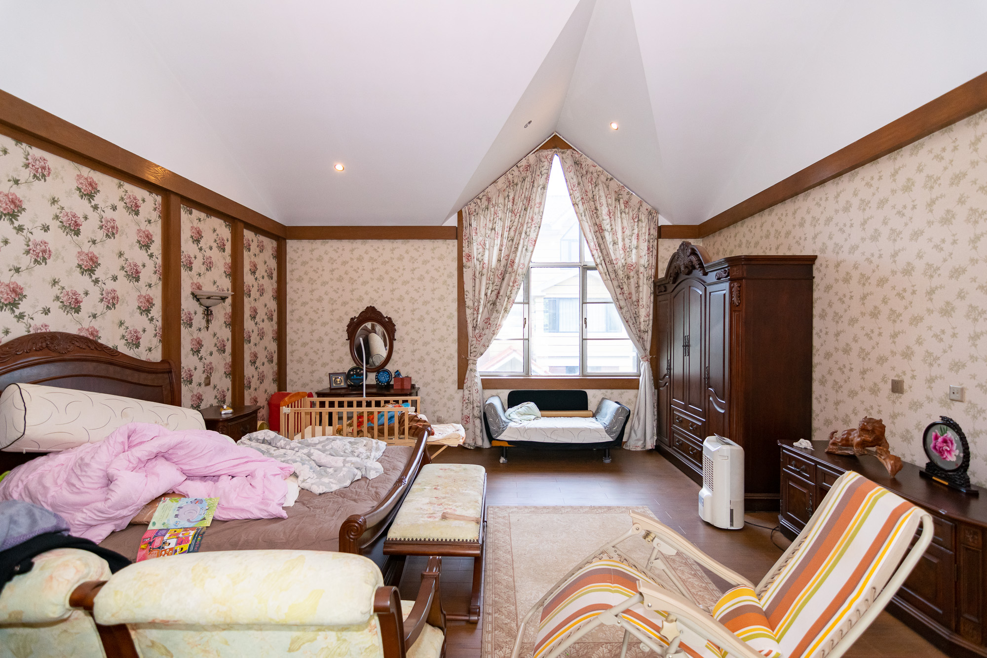 普瑞斯堡  6室3厅1卫   848.00万卧室