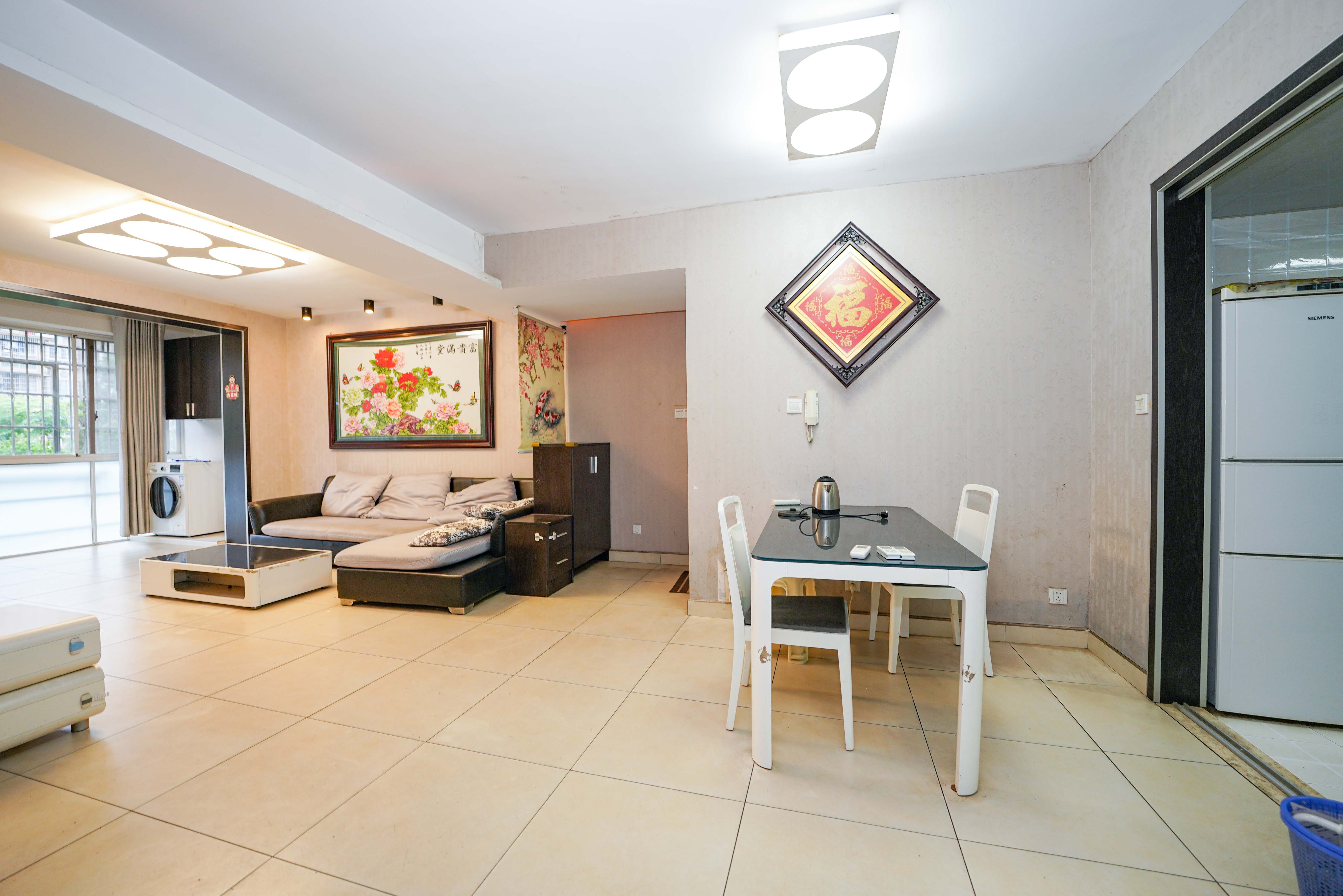 鄱阳小区  3室2厅1卫    52.0万客厅