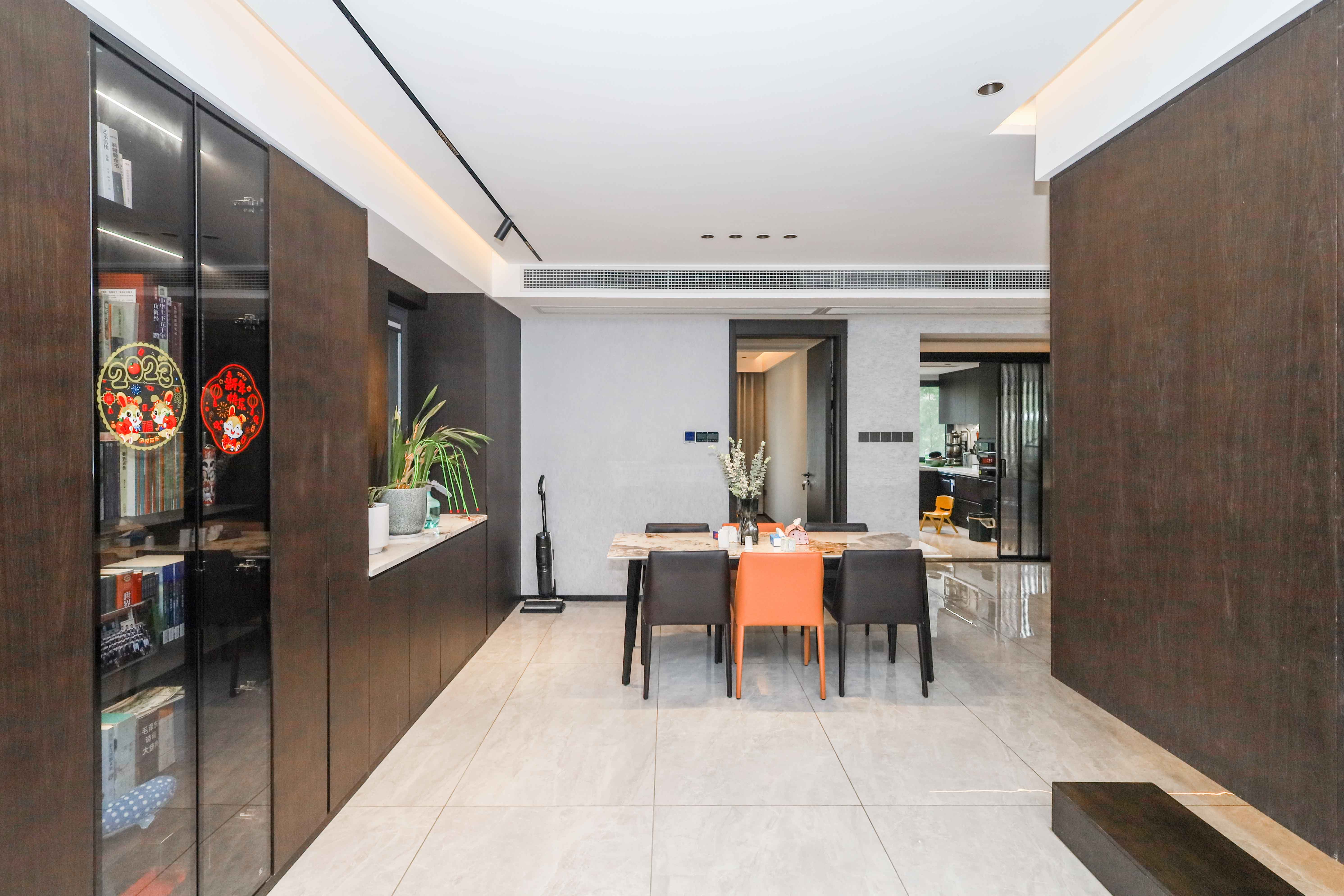 建發(fā)央著  4室2廳2衛(wèi)    397.0萬客廳
