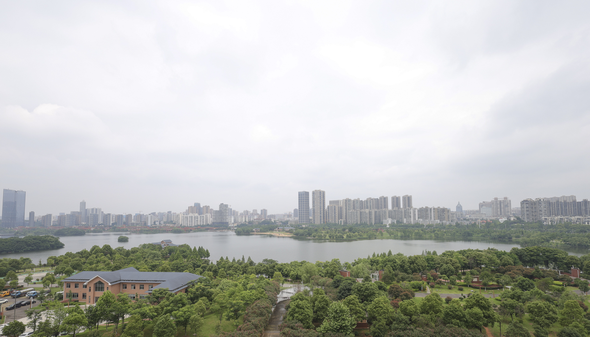 湖韵佳苑  4室2厅2卫   200.00万其他