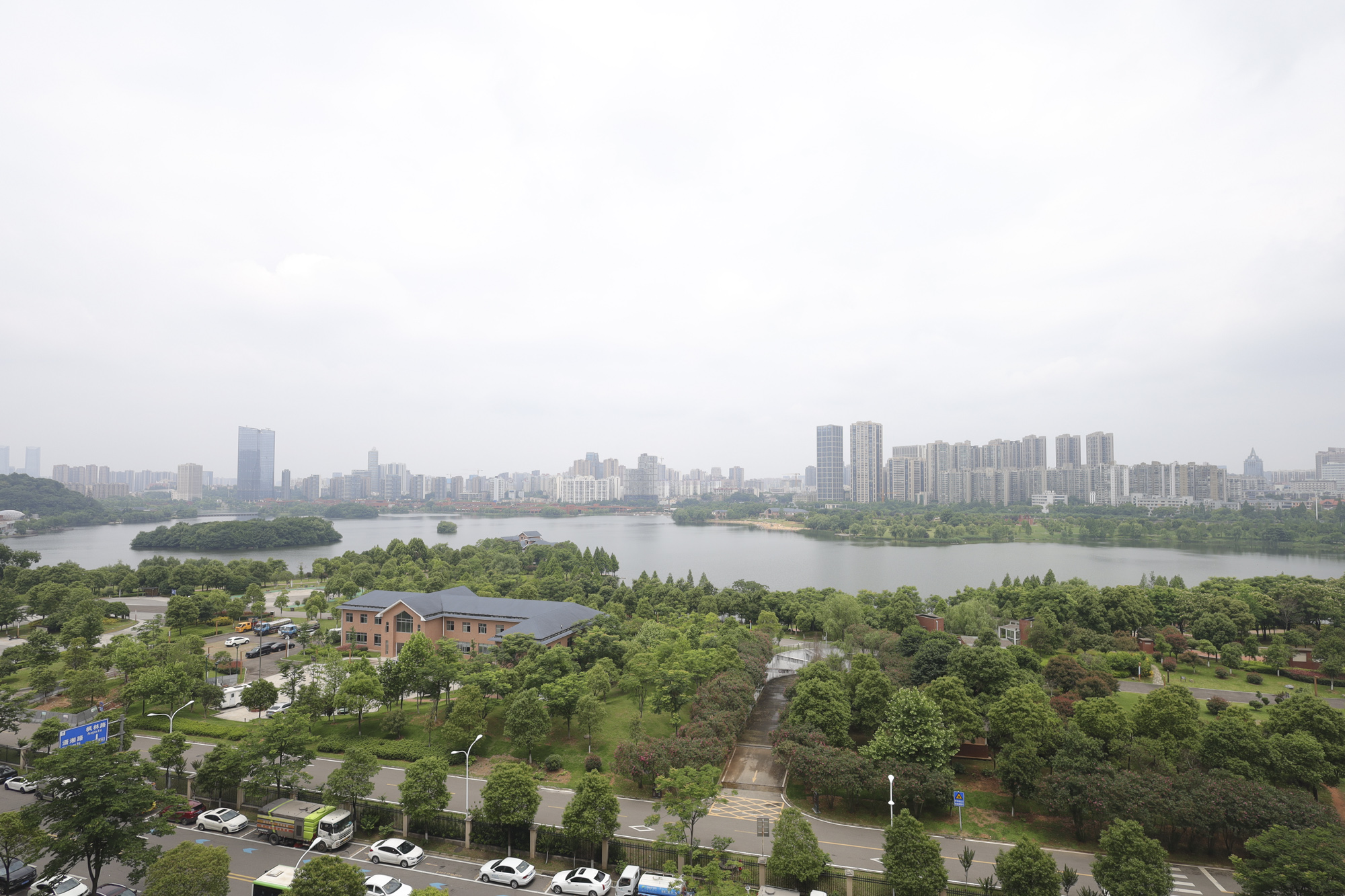 湖韵佳苑  4室2厅2卫   200.00万其他
