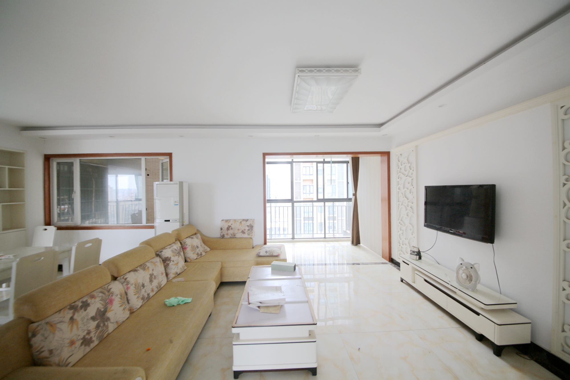 泊爱蓝湾  3室2厅2卫   145.00万客厅