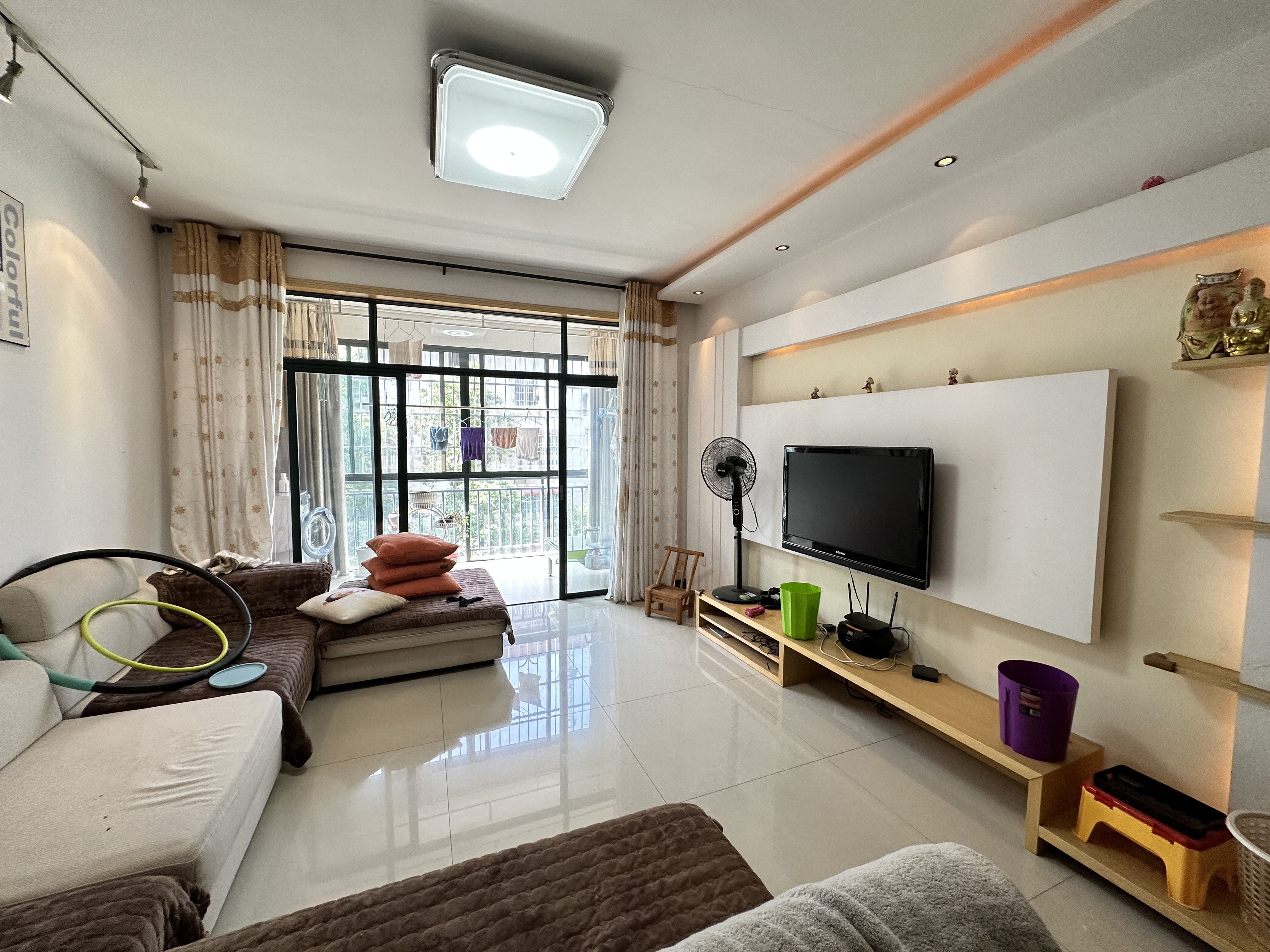 龙泊湾  3室2厅2卫   43.80万 龙泊湾  3室2厅2卫   43.80万客厅