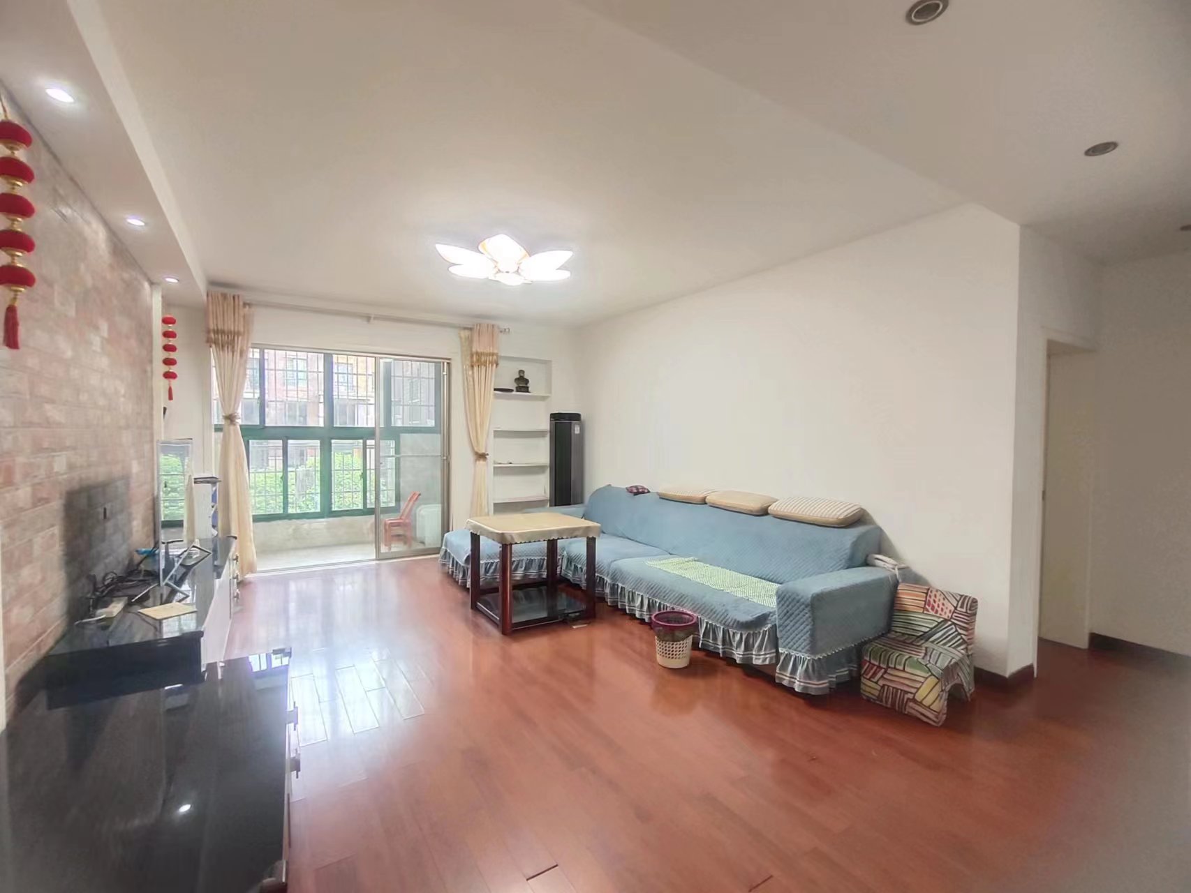 大学里 3室2厅2卫 80.00万 大学里 3室2厅2卫 80.00万客厅