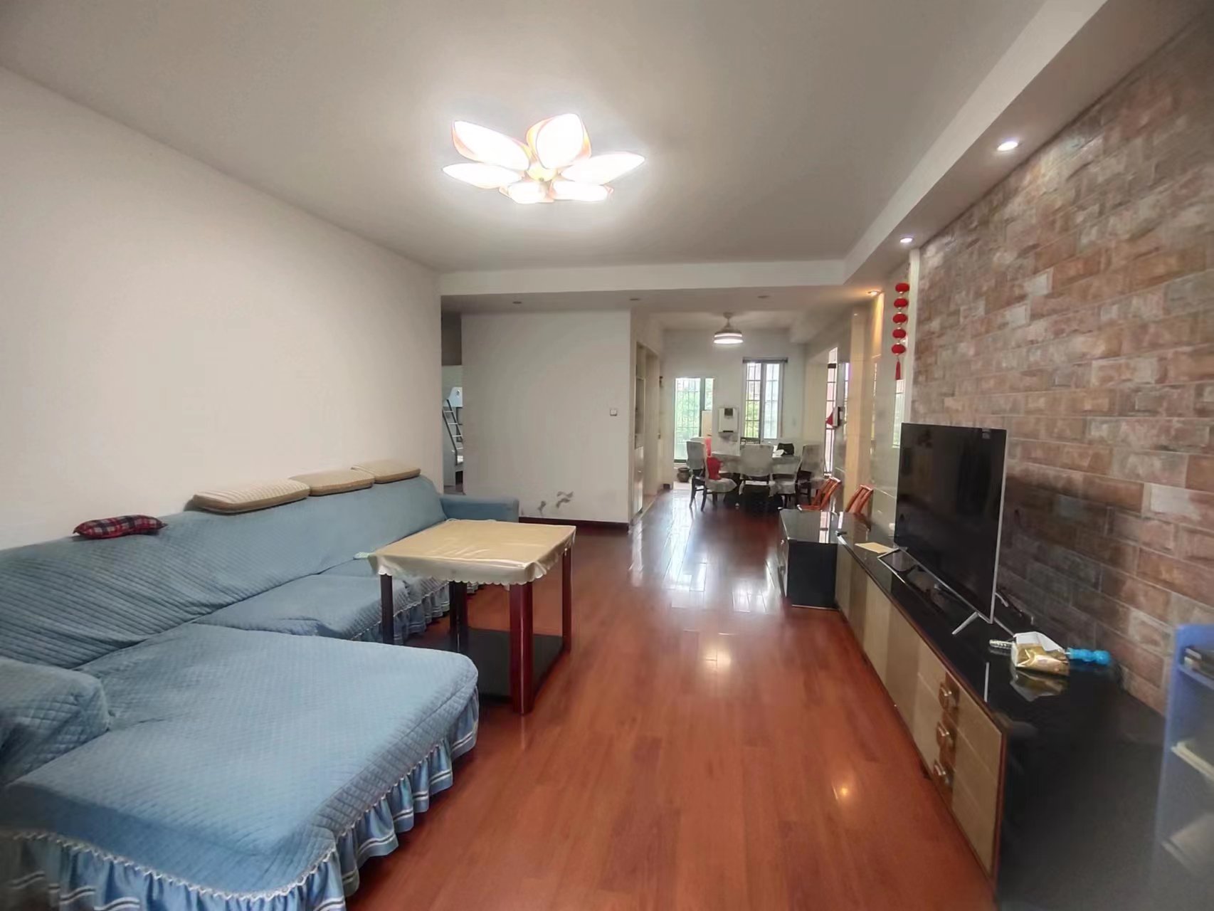 大学里 3室2厅2卫 80.00万 大学里 3室2厅2卫 80.00万客厅