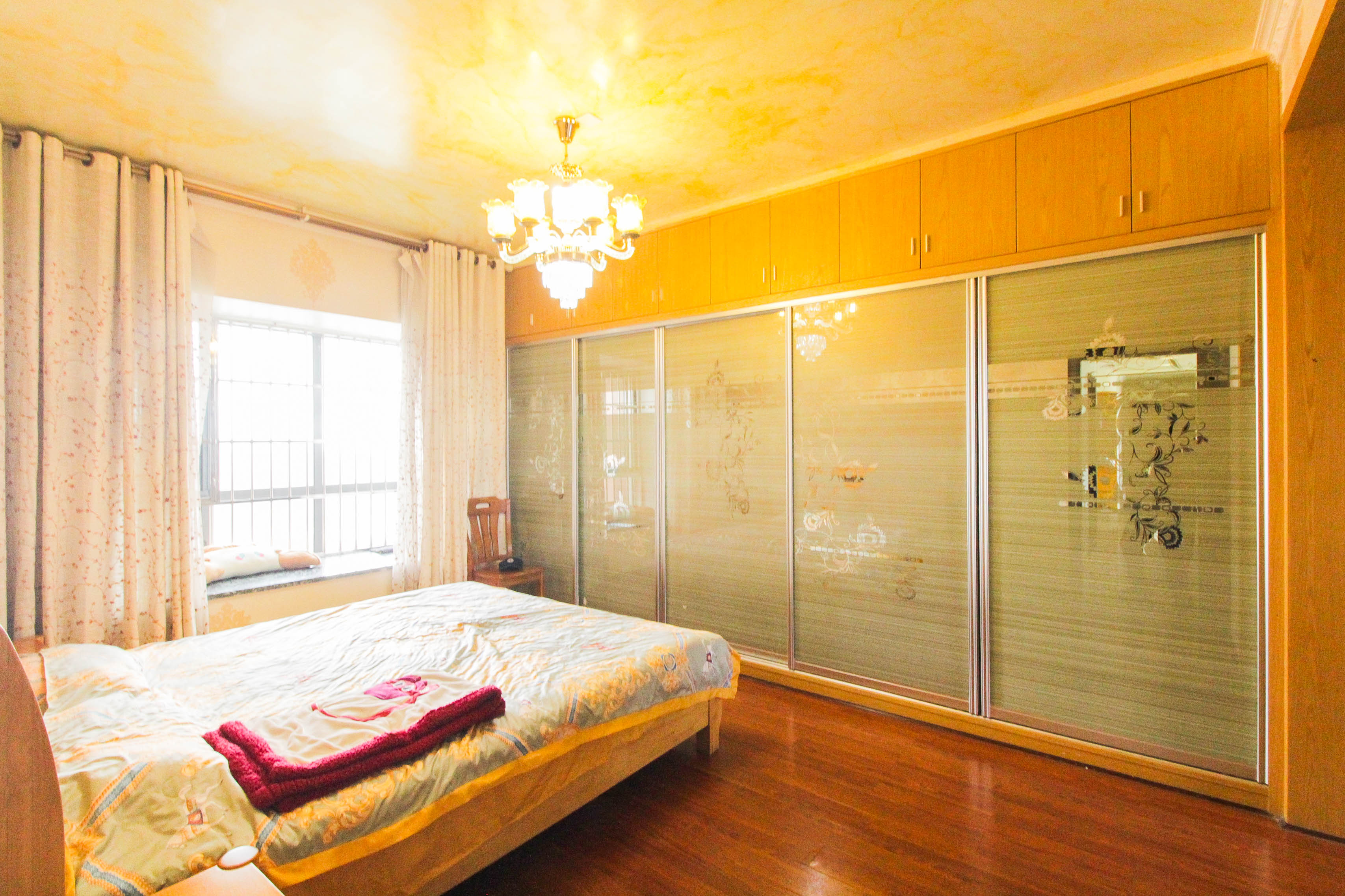 上海城小区  4室2厅2卫   126.00万卧室