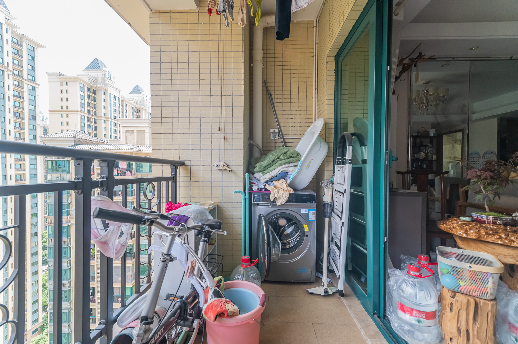 恒大翡翠华庭 2室2厅1卫 82.00万 恒大翡翠华庭 2室2厅1卫 82.00万阳台