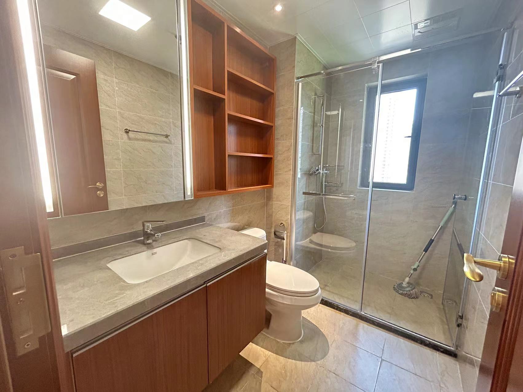 恒大翡翠华庭 3室2厅2卫 65.00万 恒大翡翠华庭 3室2厅2卫 65.00万客厅