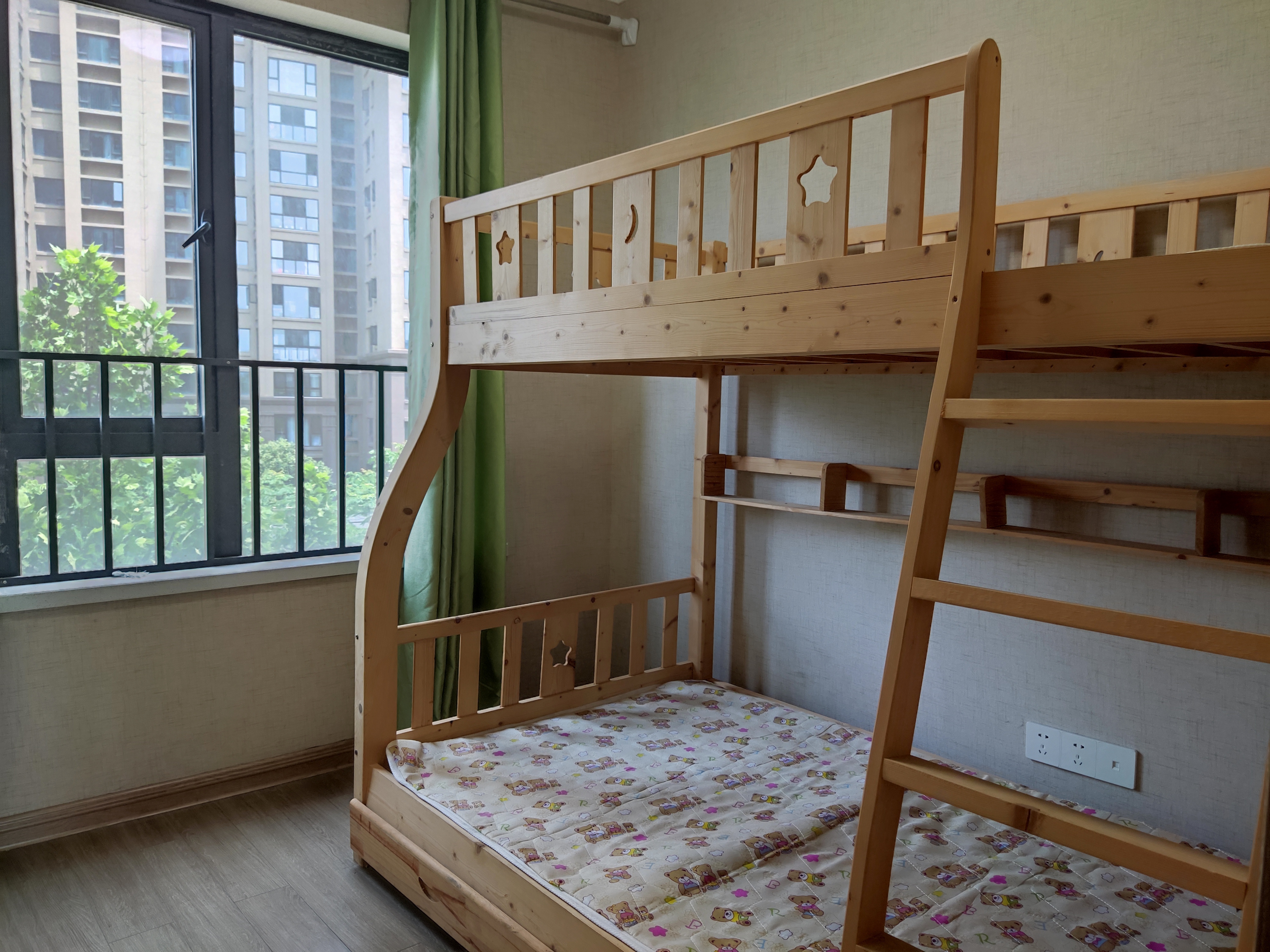 美的梧桐庄园  4室2厅2卫   1700.00元/月室内图