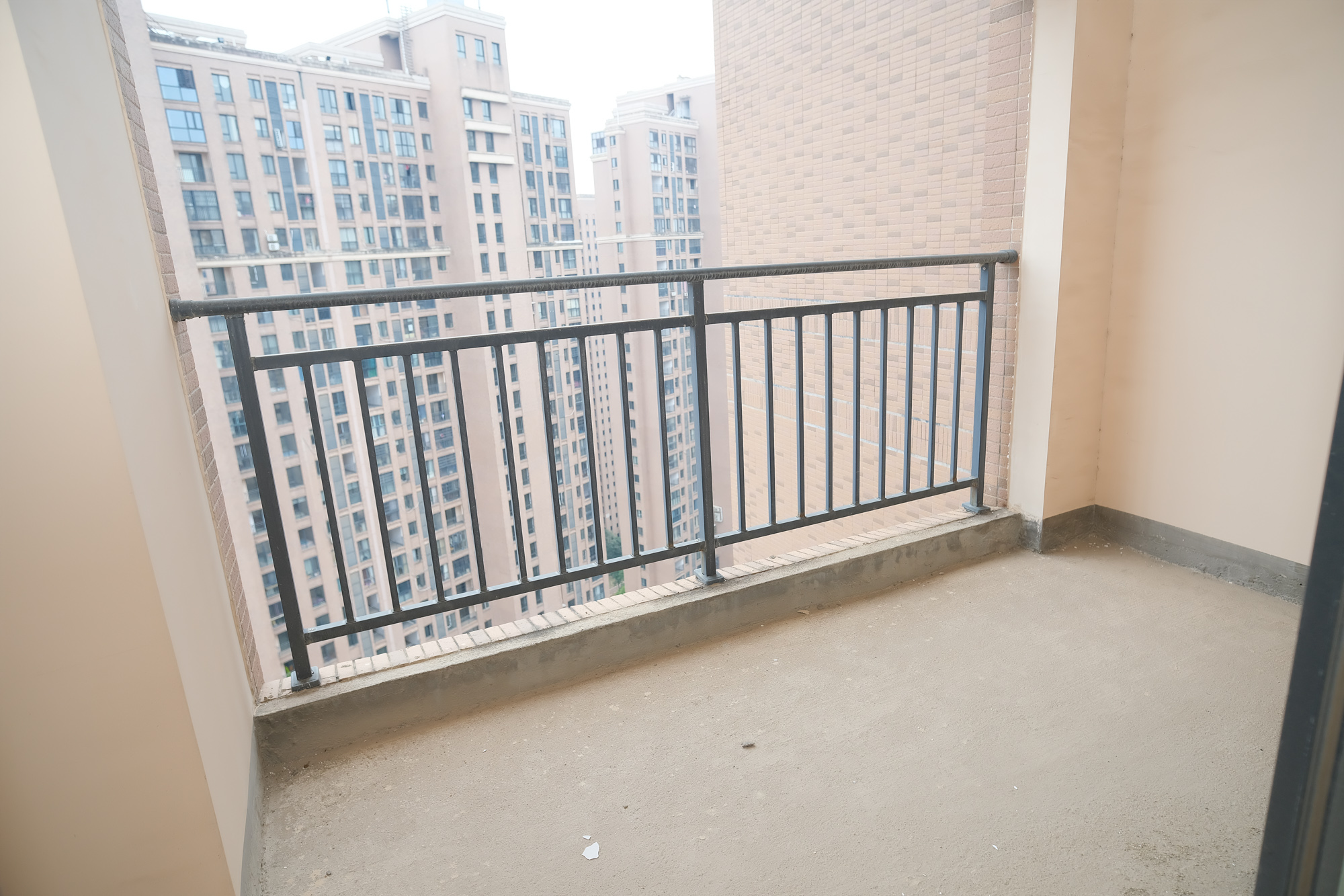 三一街区  3室2厅1卫   83.00万阳台