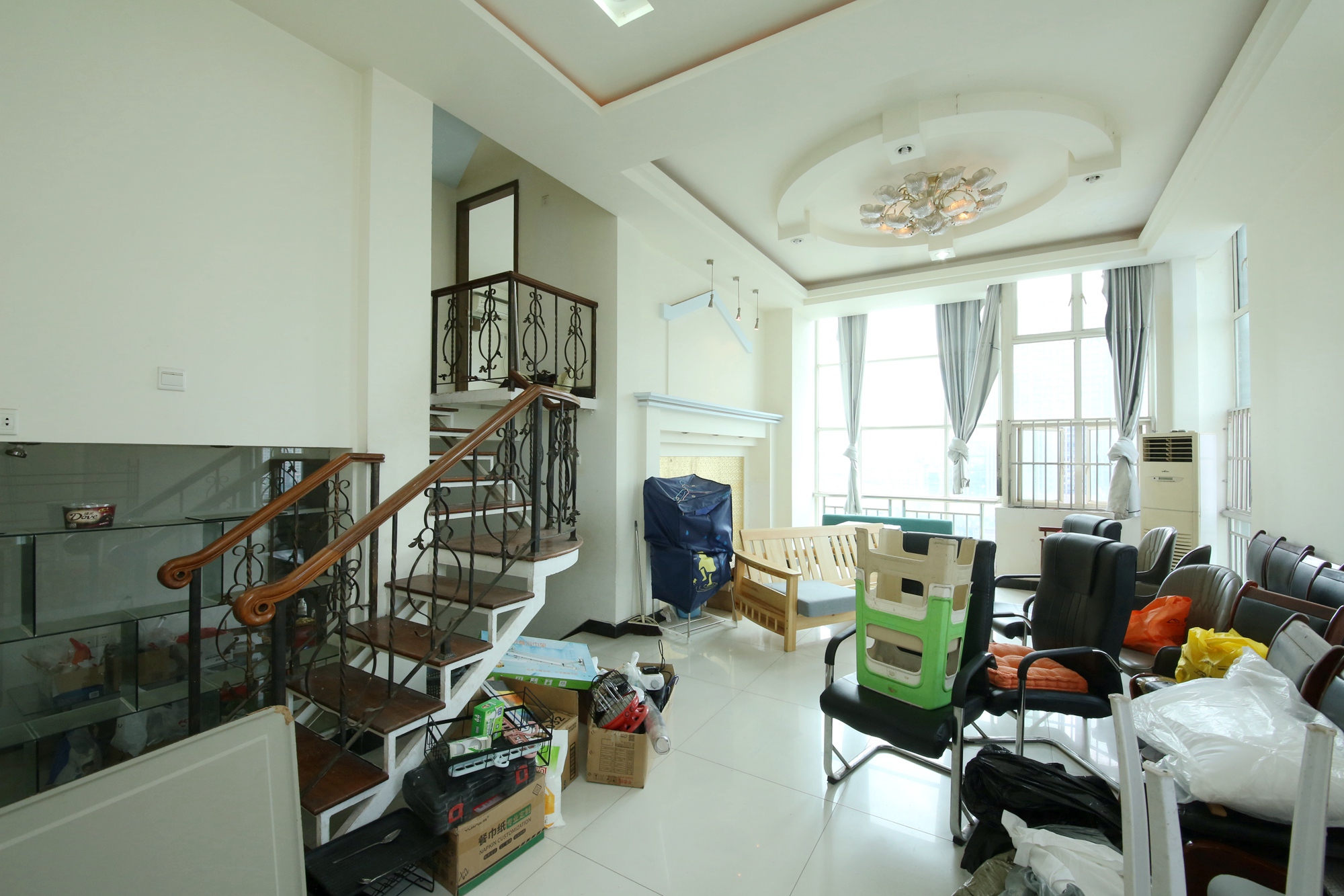 曼哈顿新贵  4室2厅2卫    150.0万客厅