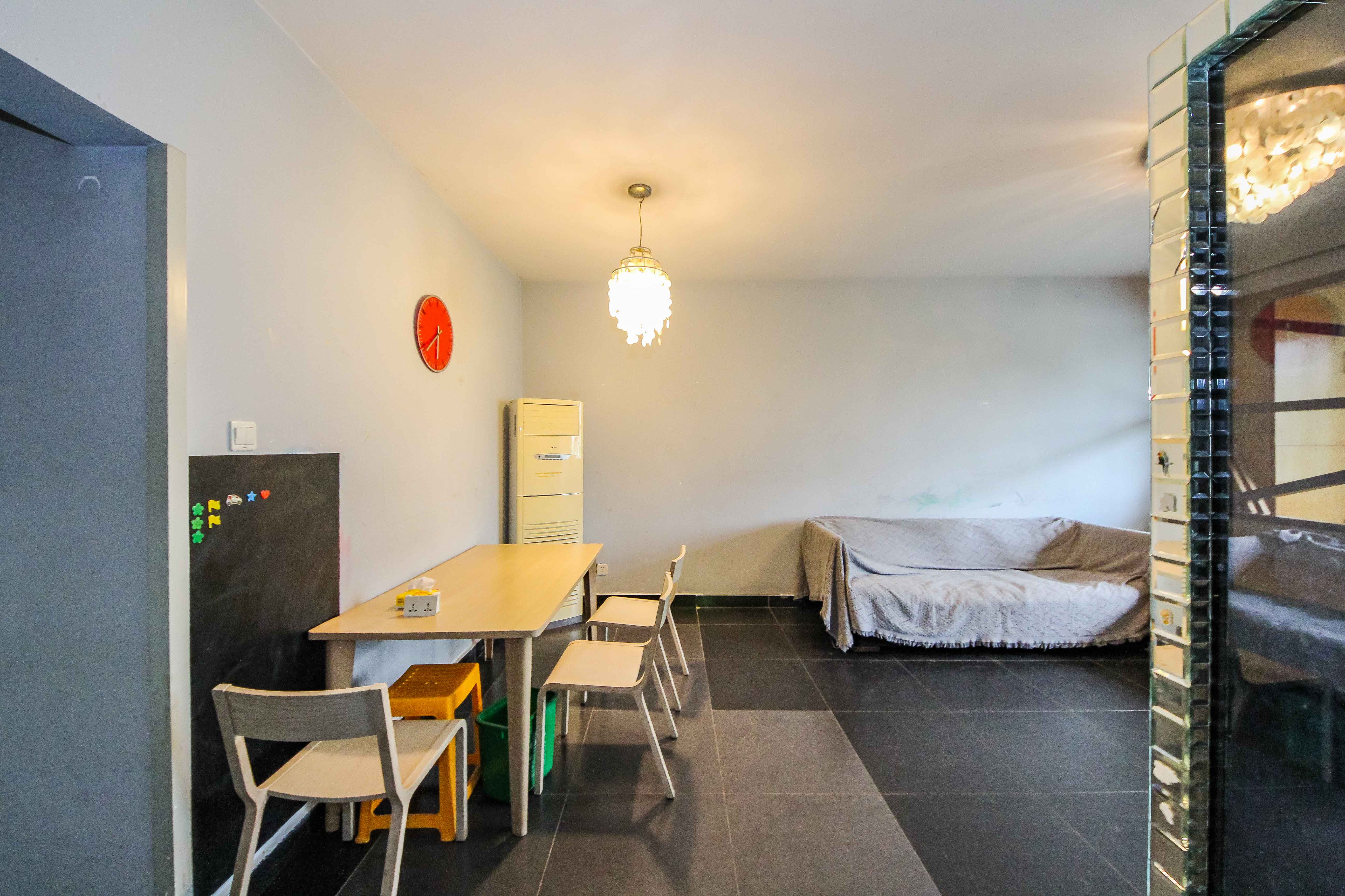 阳光100一期、四五期 3室2厅1卫 79.8万 阳光100一期、四五期 3室2厅1卫 79.8万客厅