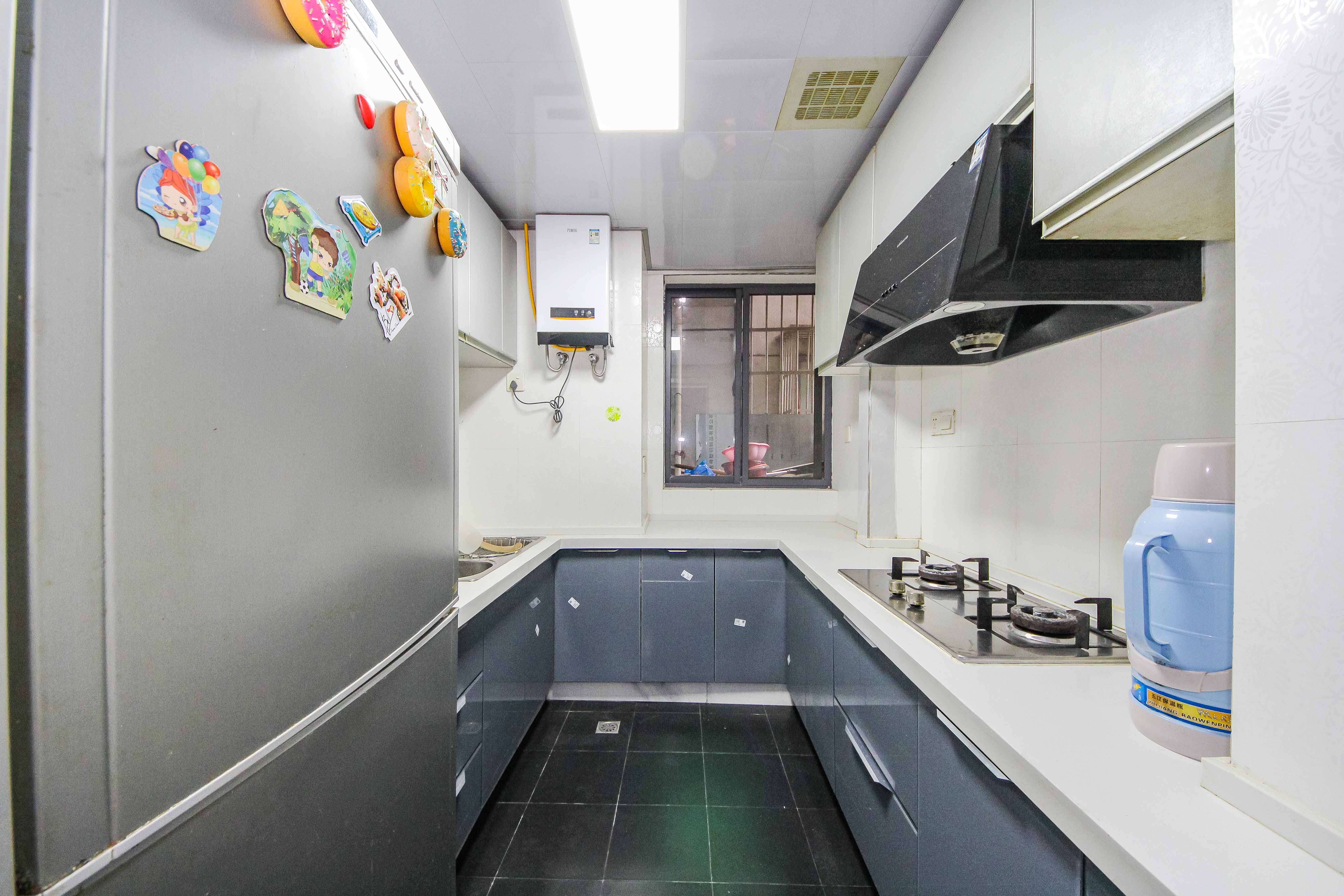 阳光100一期、四五期 3室2厅1卫 79.8万 阳光100一期、四五期 3室2厅1卫 79.8万厨房