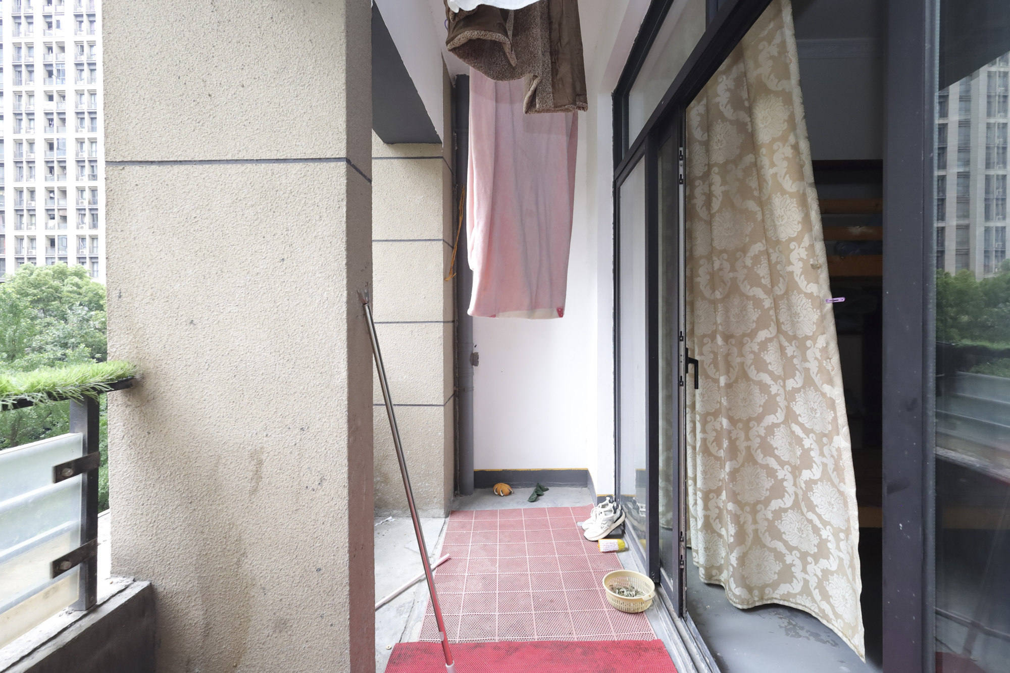 郡原广场  4室2厅2卫   128.80万阳台