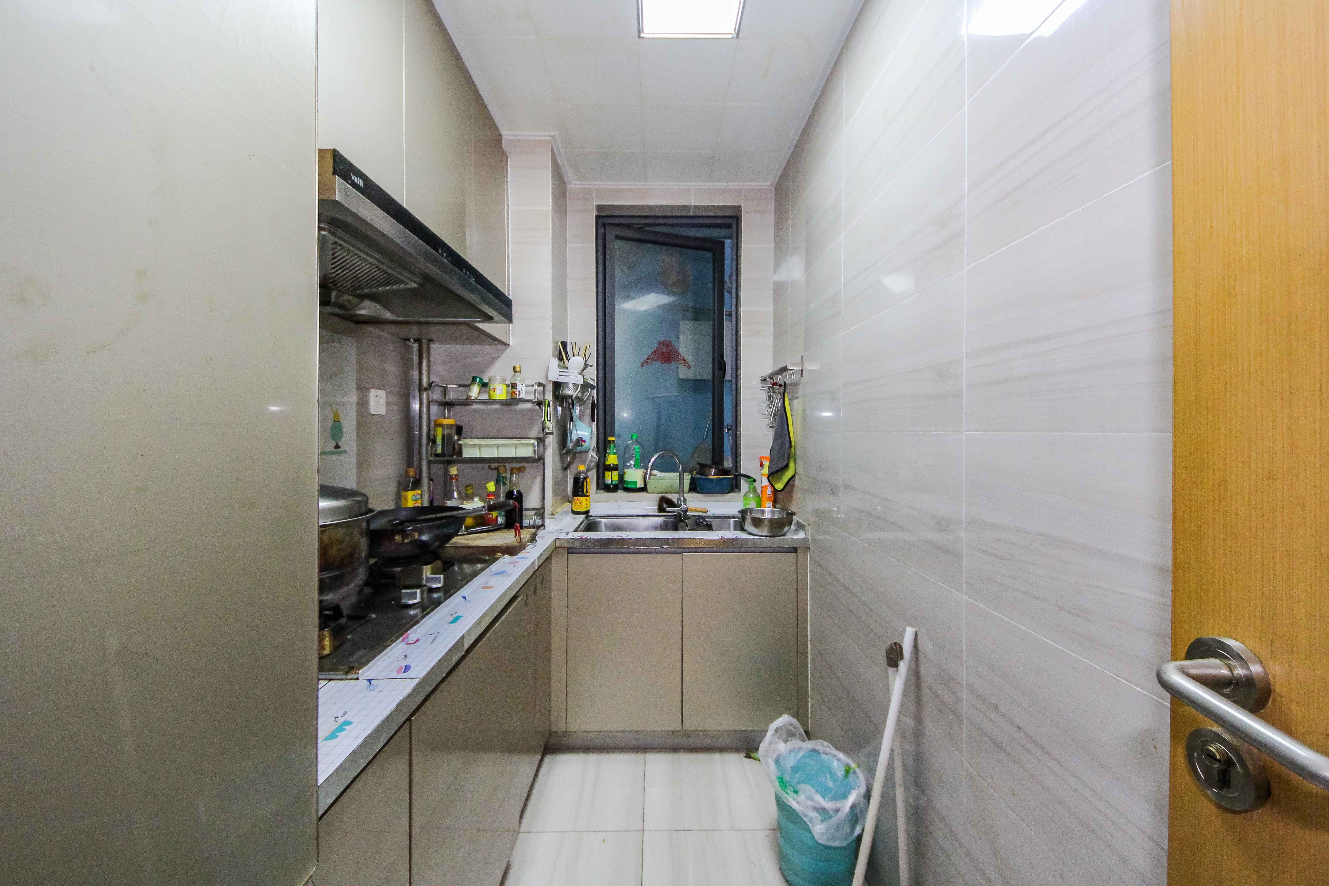 阳光100一期、四五期 3室2厅1卫 75.0万 阳光100一期、四五期 3室2厅1卫 75.0万厨房