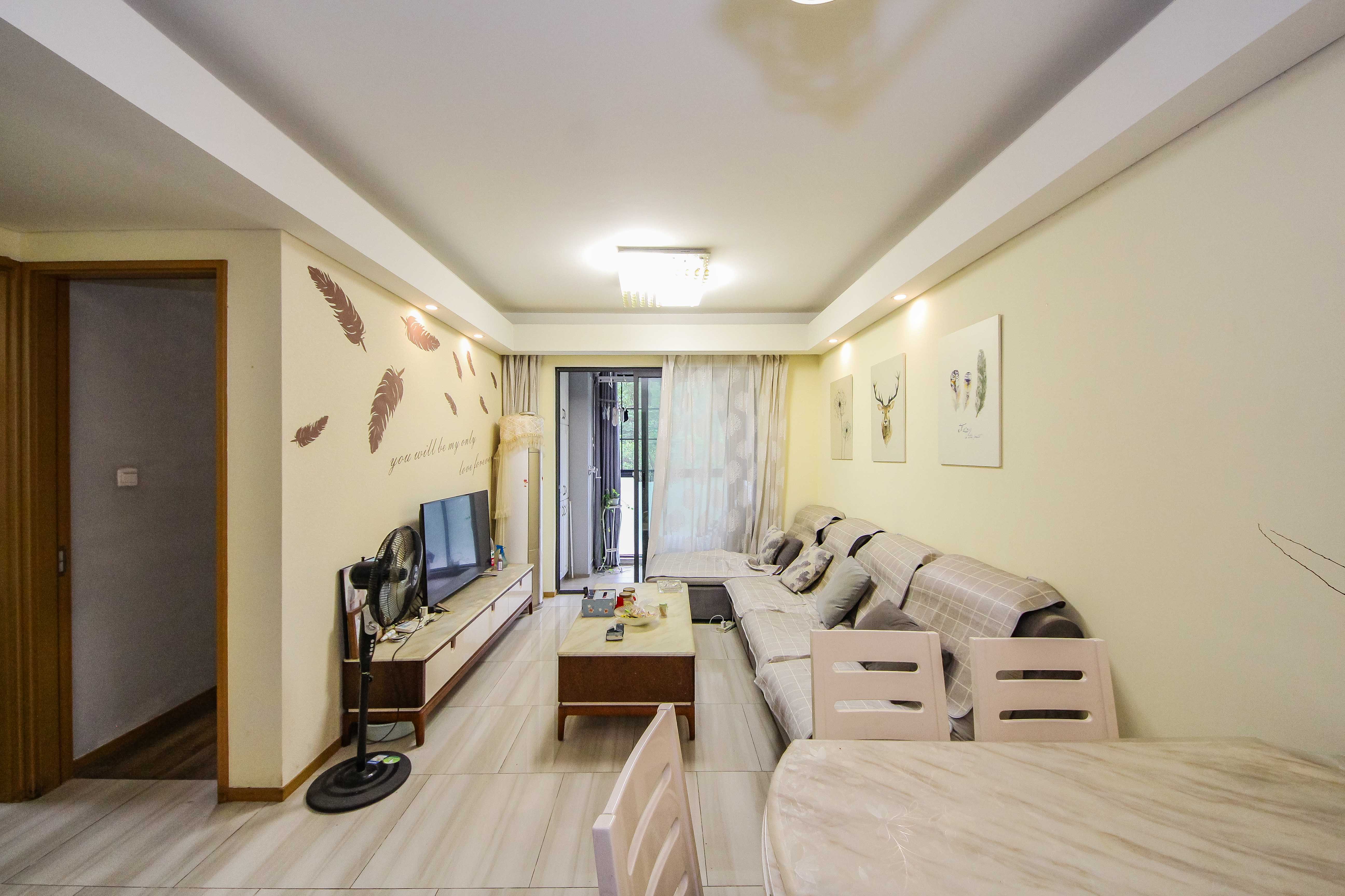 阳光100一期、四五期 3室2厅1卫 75.0万 阳光100一期、四五期 3室2厅1卫 75.0万客厅