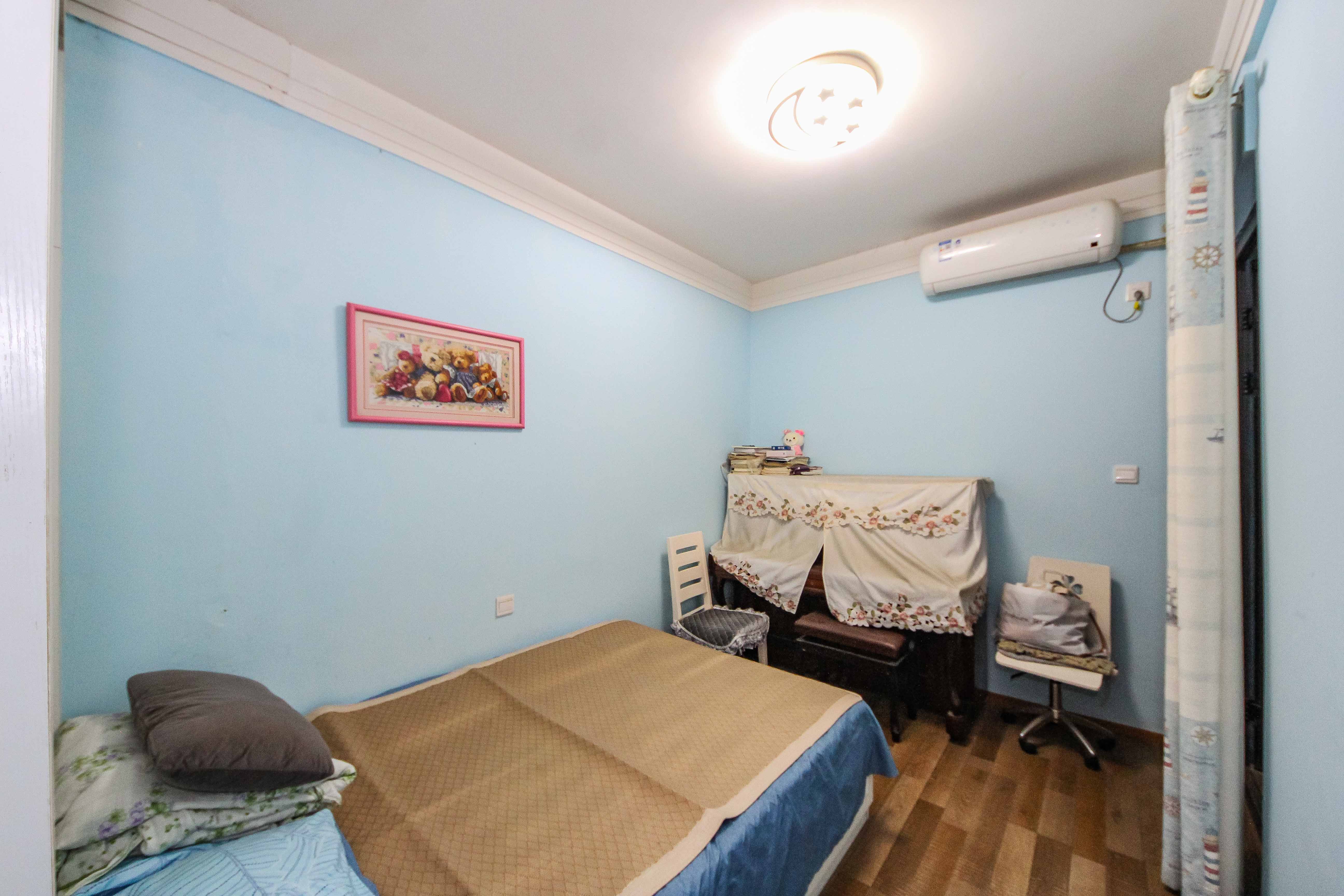 阳光100一期、四五期 3室2厅1卫 75.0万 阳光100一期、四五期 3室2厅1卫 75.0万卧室