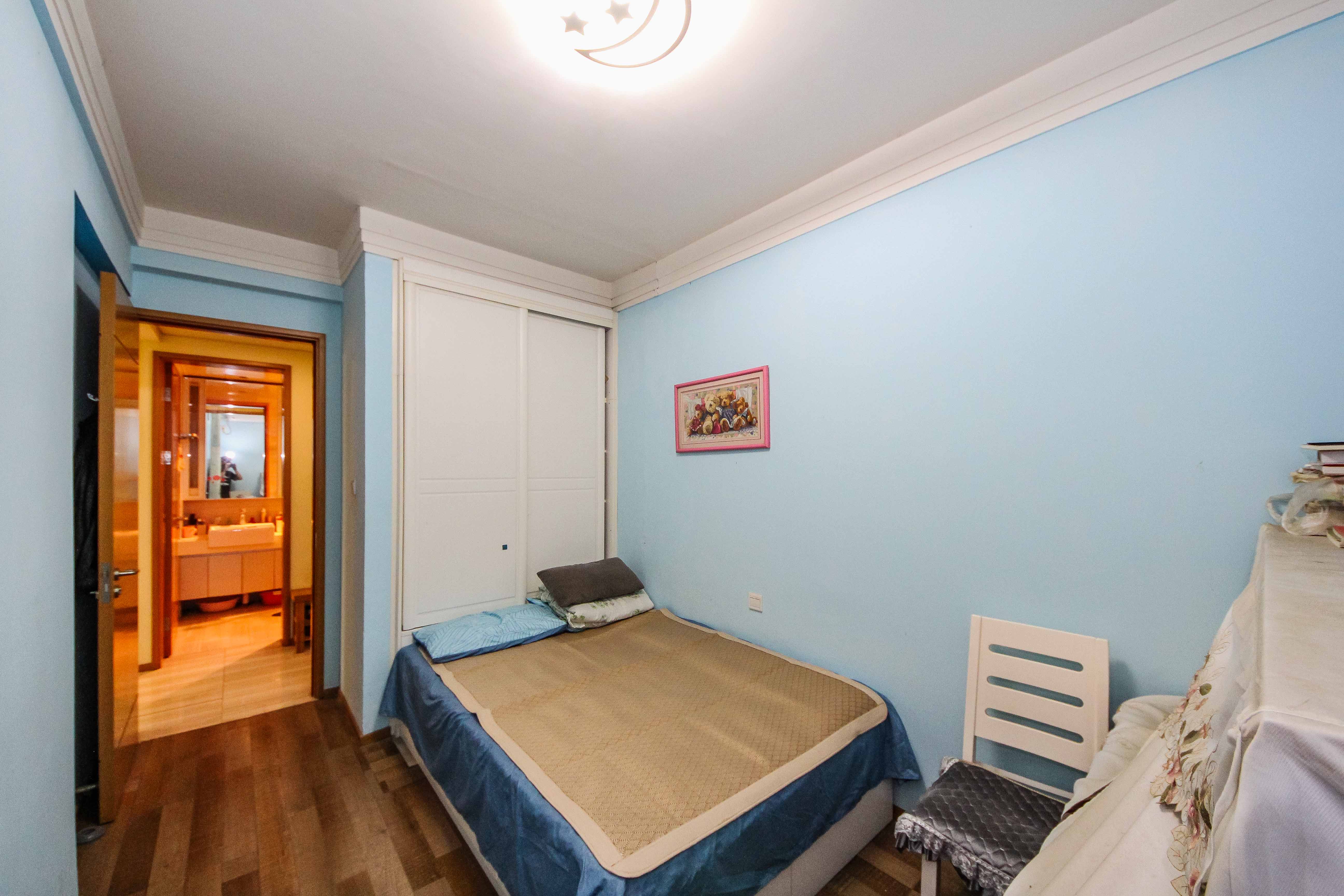 阳光100一期、四五期 3室2厅1卫 75.0万 阳光100一期、四五期 3室2厅1卫 75.0万卧室