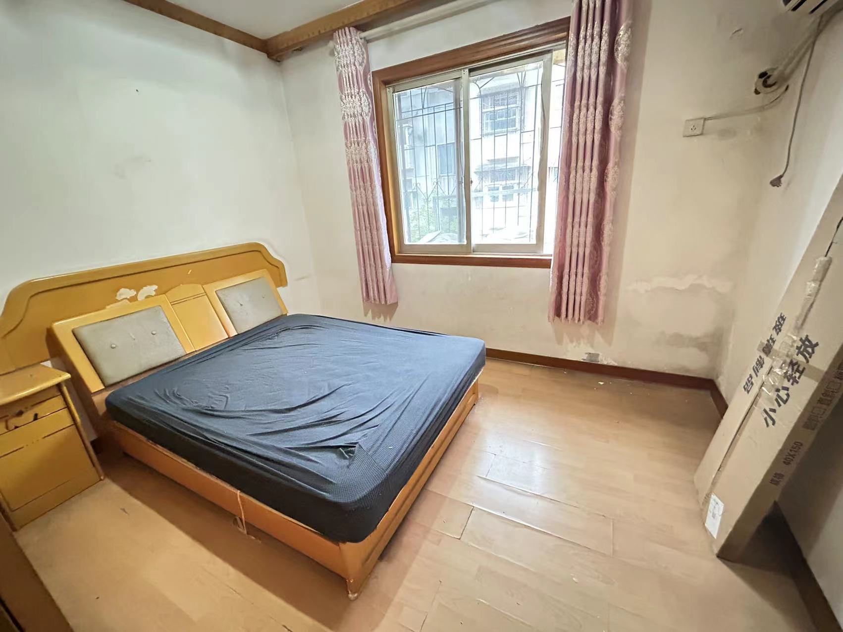 霞西小区 2室2厅1卫 32.00万 霞西小区 2室2厅1卫 32.00万客厅