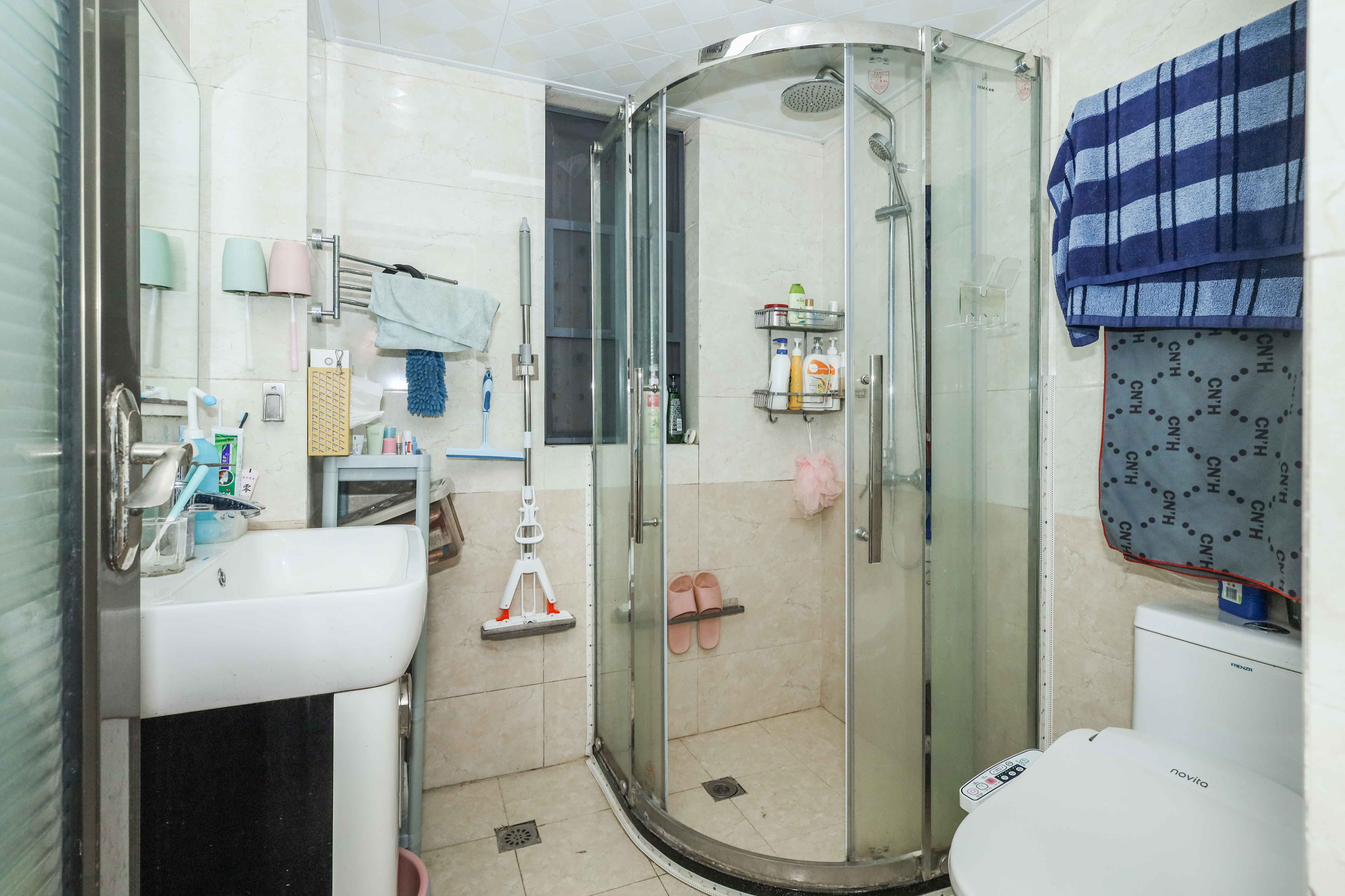 中国铁建梅溪青秀一期  2室2厅1卫    125.0万卫生间