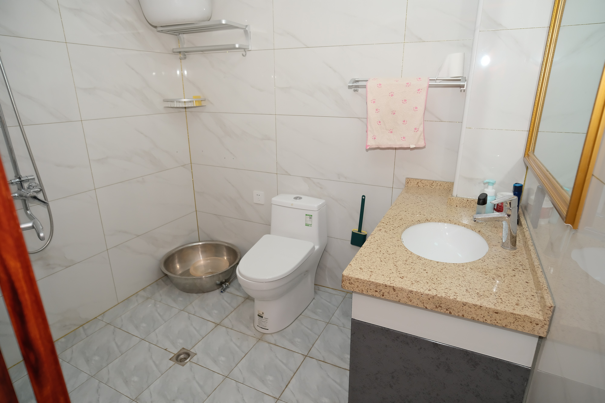 圆梦花园 3室2厅2卫 70.0万 圆梦花园 3室2厅2卫 70.0万卫生间