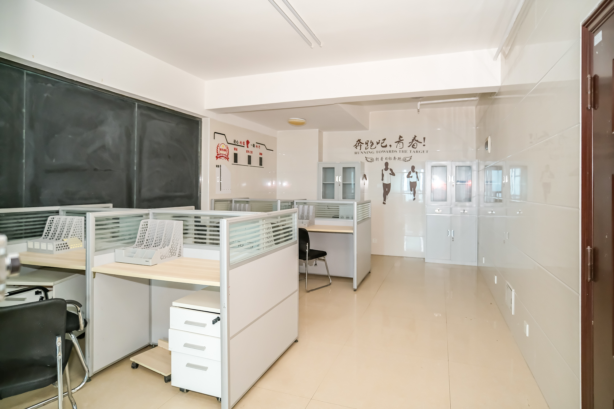 山水湾 5室2厅1卫 26.0万 山水湾 5室2厅1卫 26.0万卧室