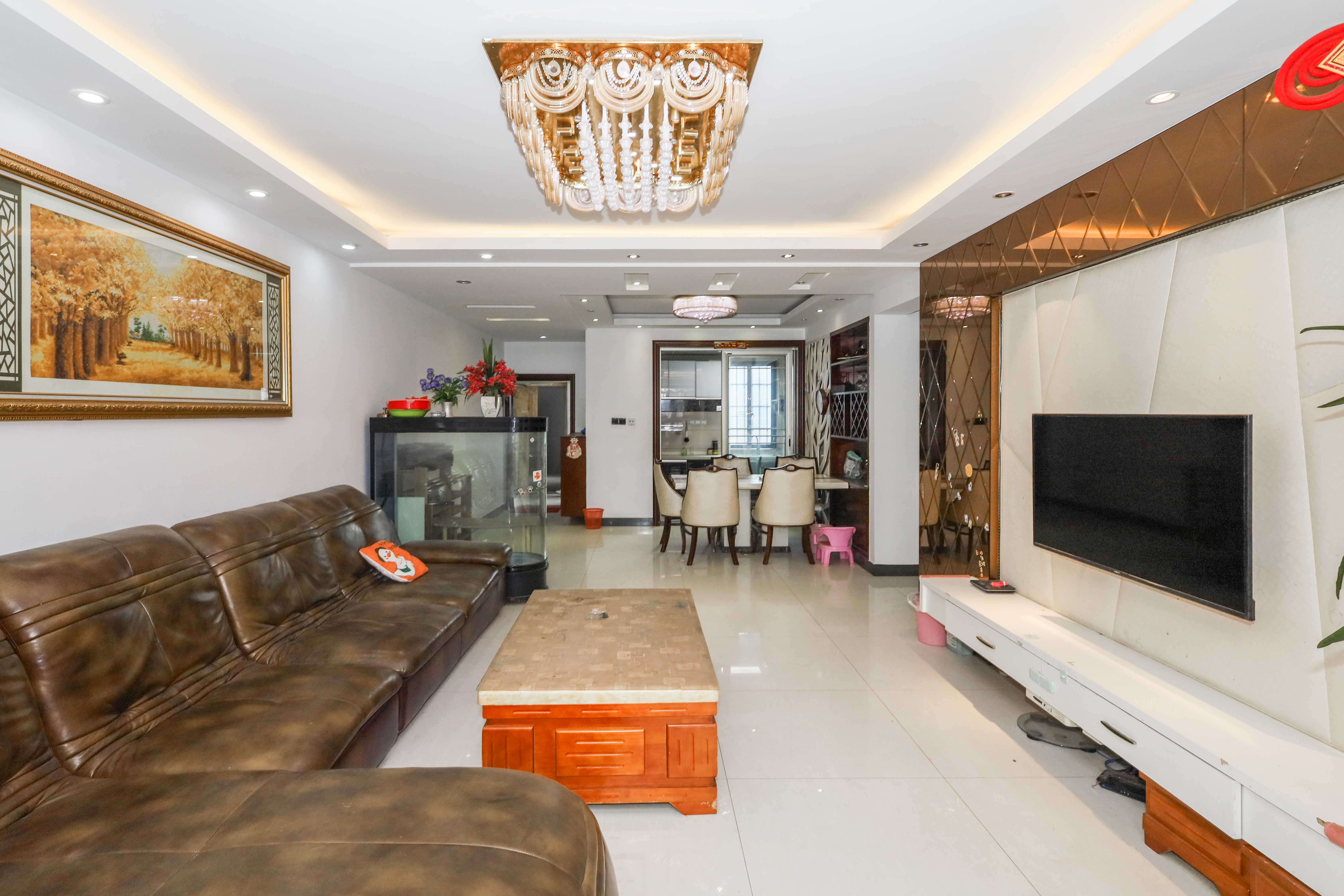 保利麓谷林语E区  4室2厅2卫    140.0万客厅