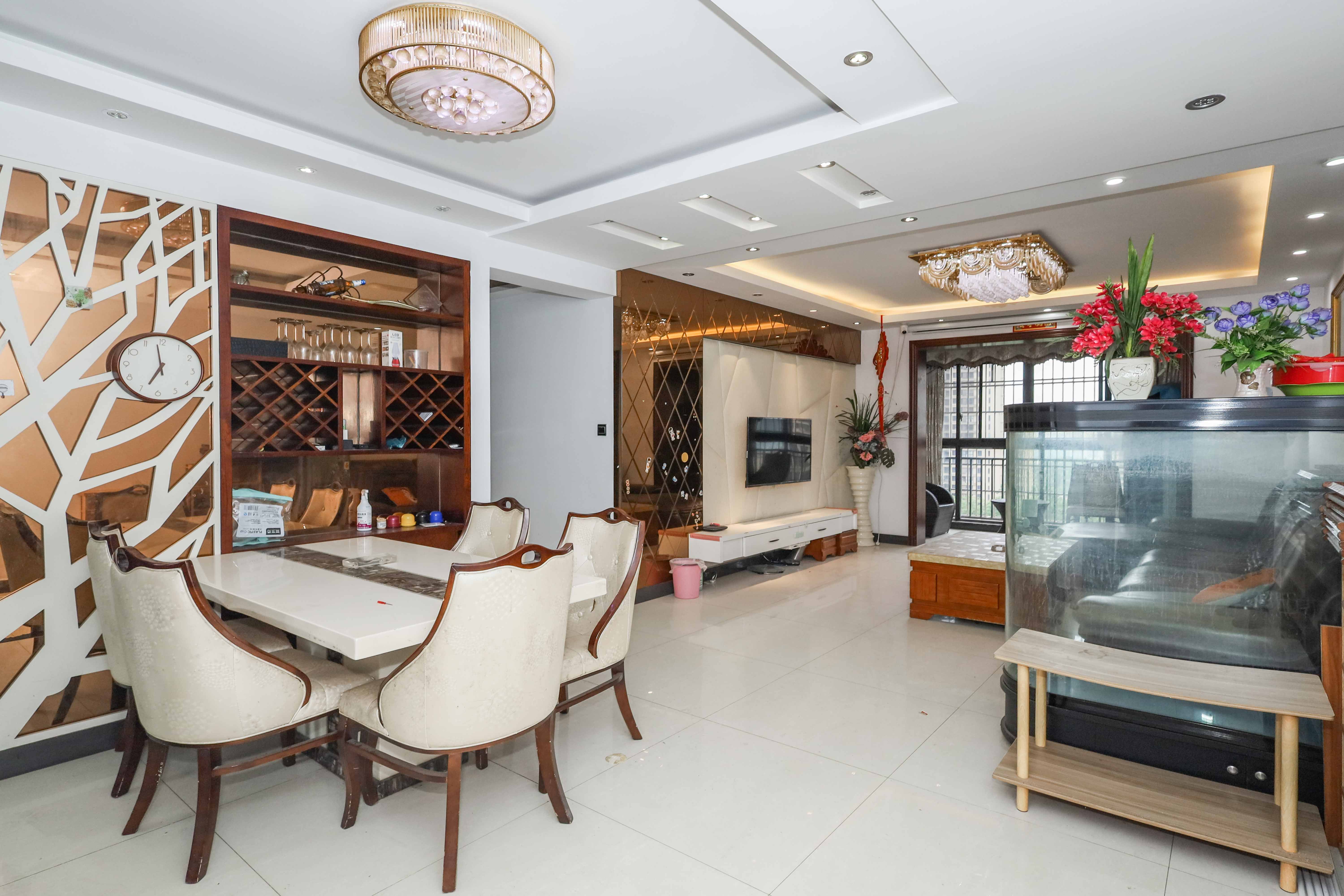 保利麓谷林语E区  4室2厅2卫    140.0万客厅