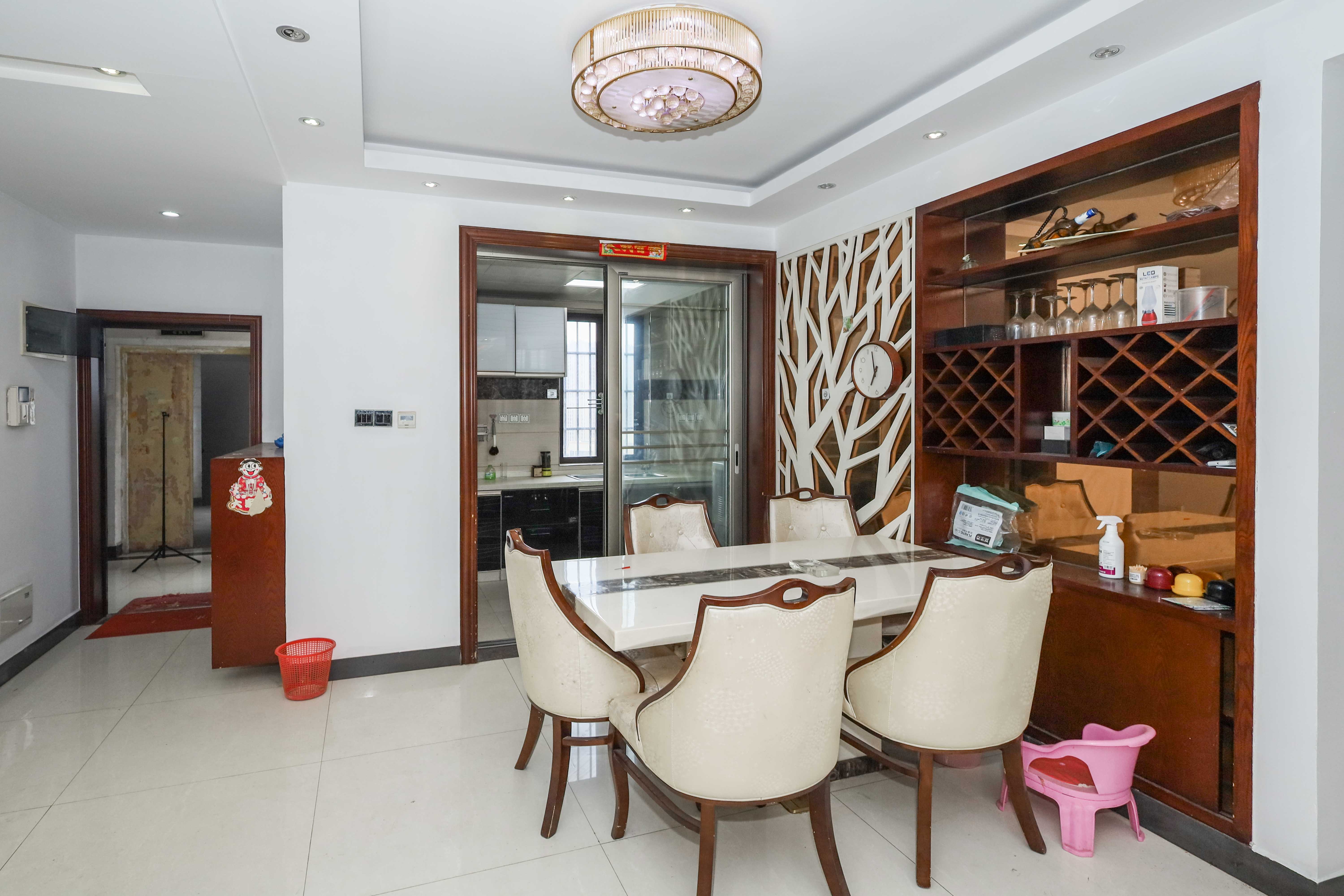 保利麓谷林语E区  4室2厅2卫    140.0万客厅