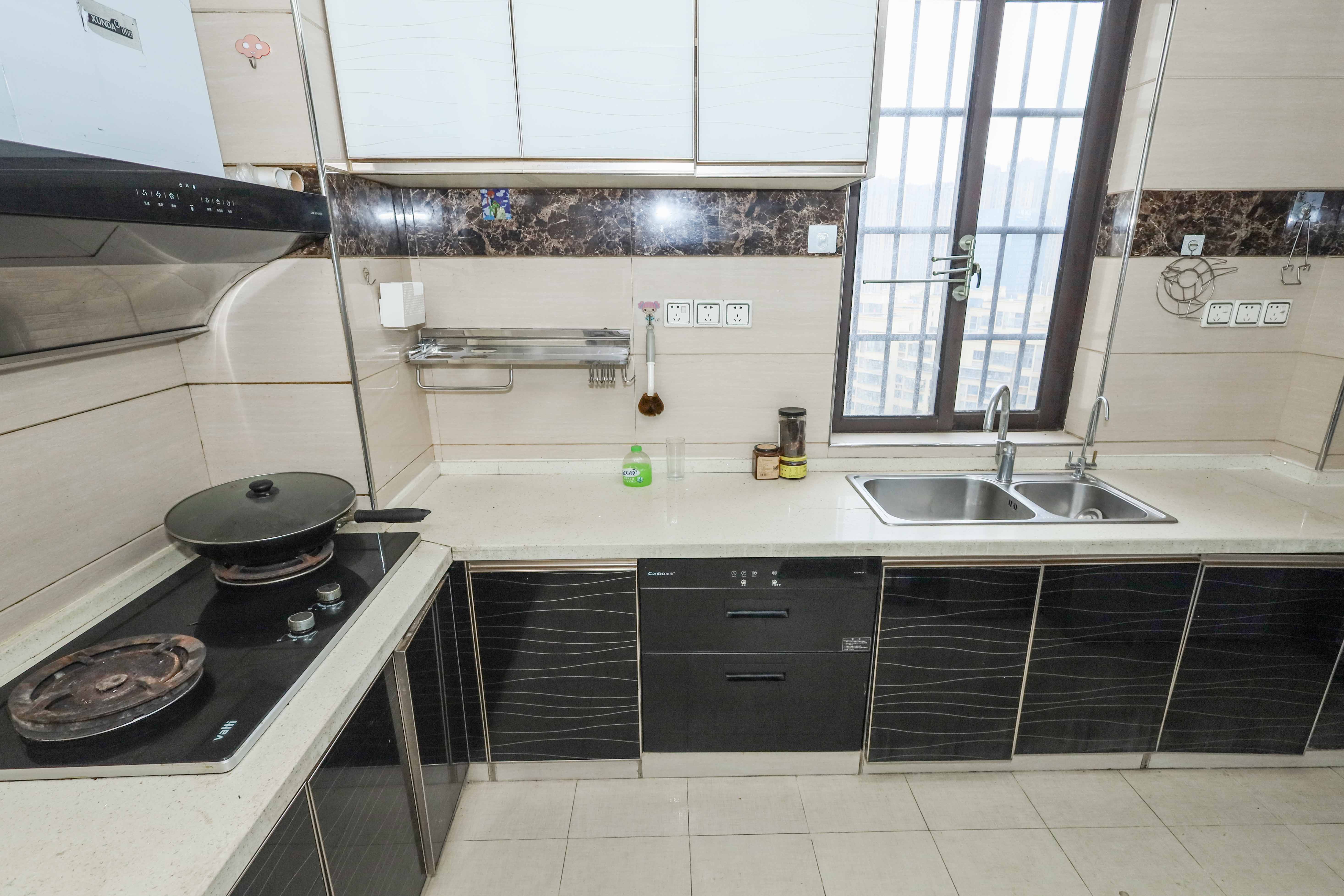 保利麓谷林语E区  4室2厅2卫    140.0万厨房