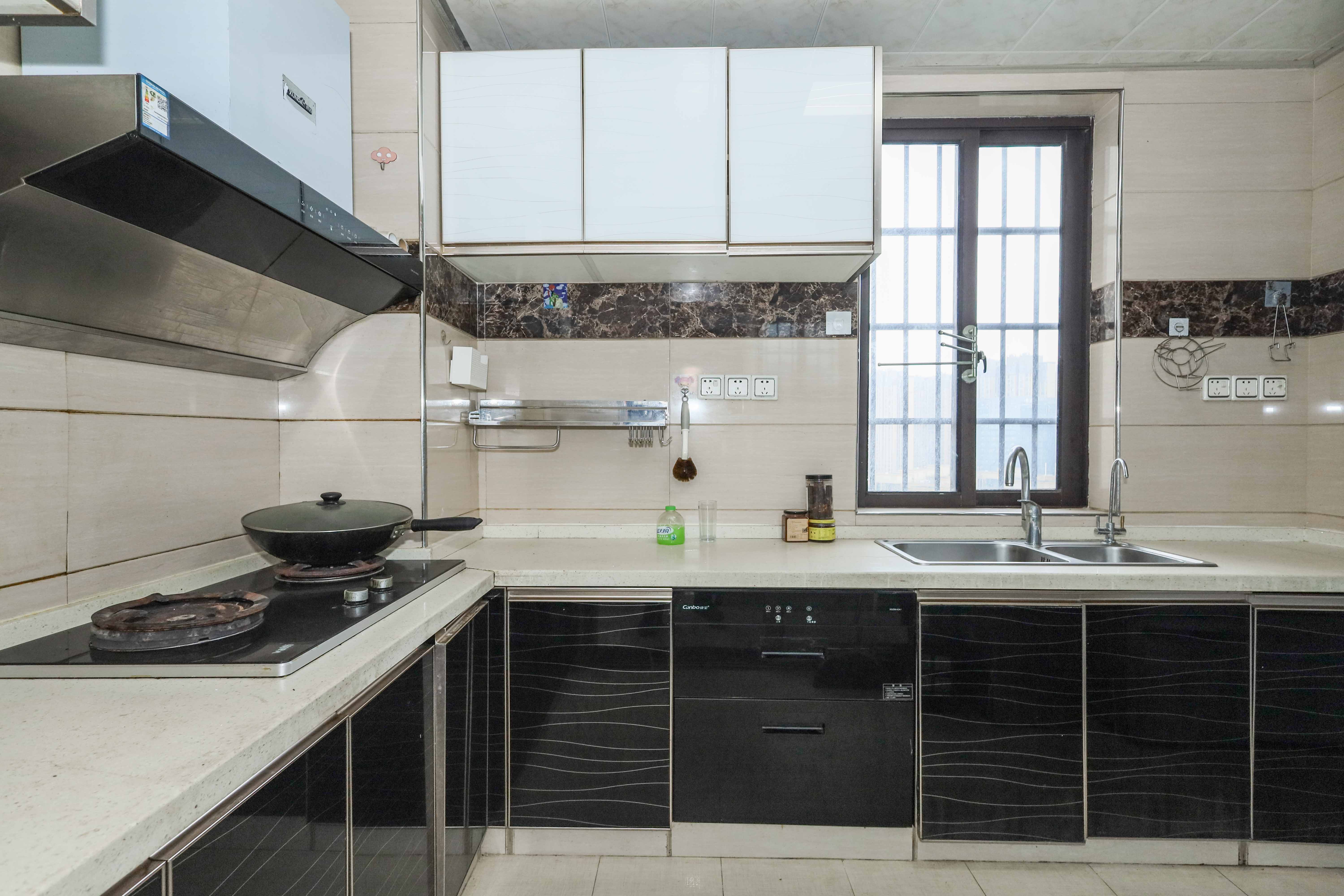 保利麓谷林语E区  4室2厅2卫    140.0万厨房