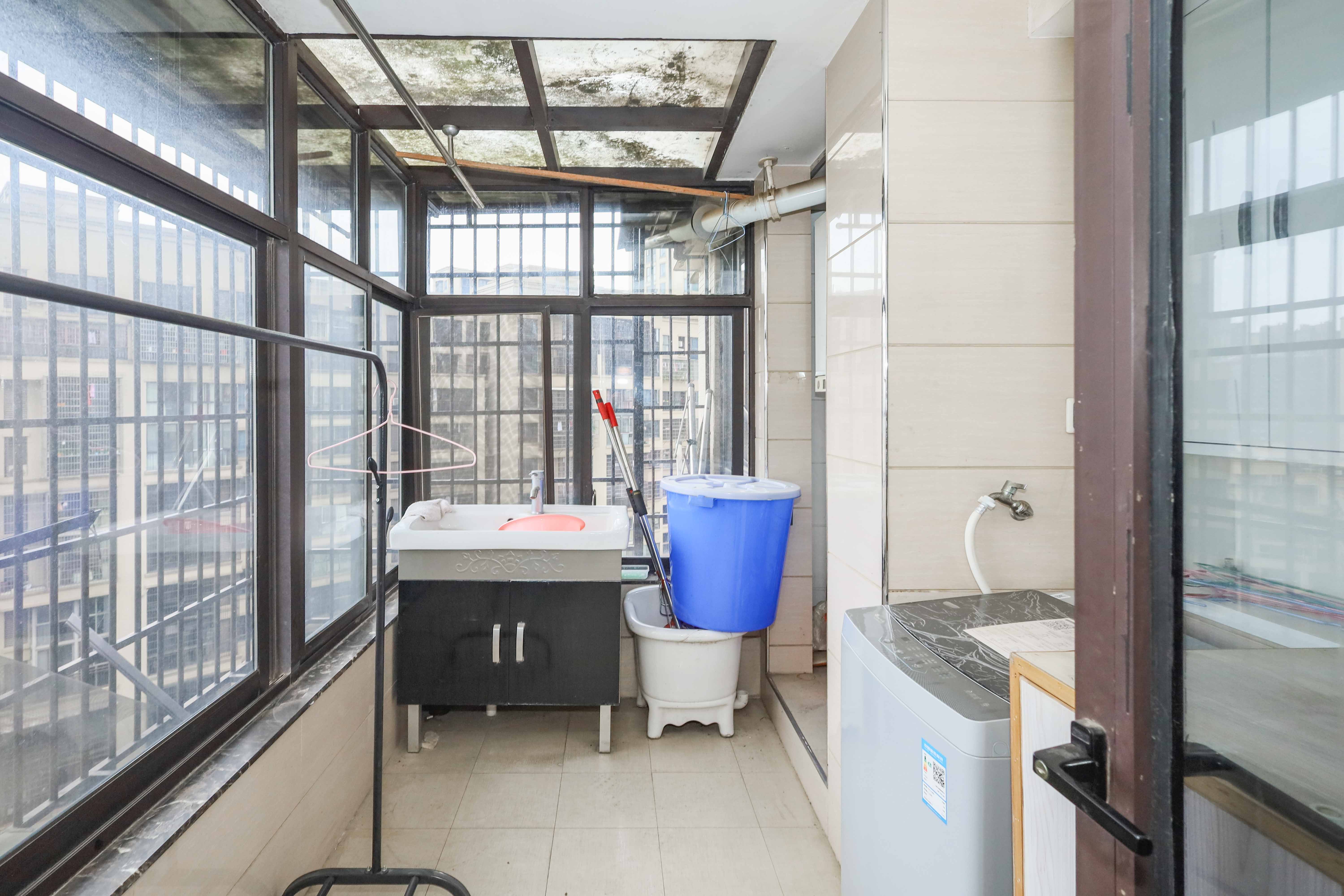 保利麓谷林语E区  4室2厅2卫    140.0万厨房