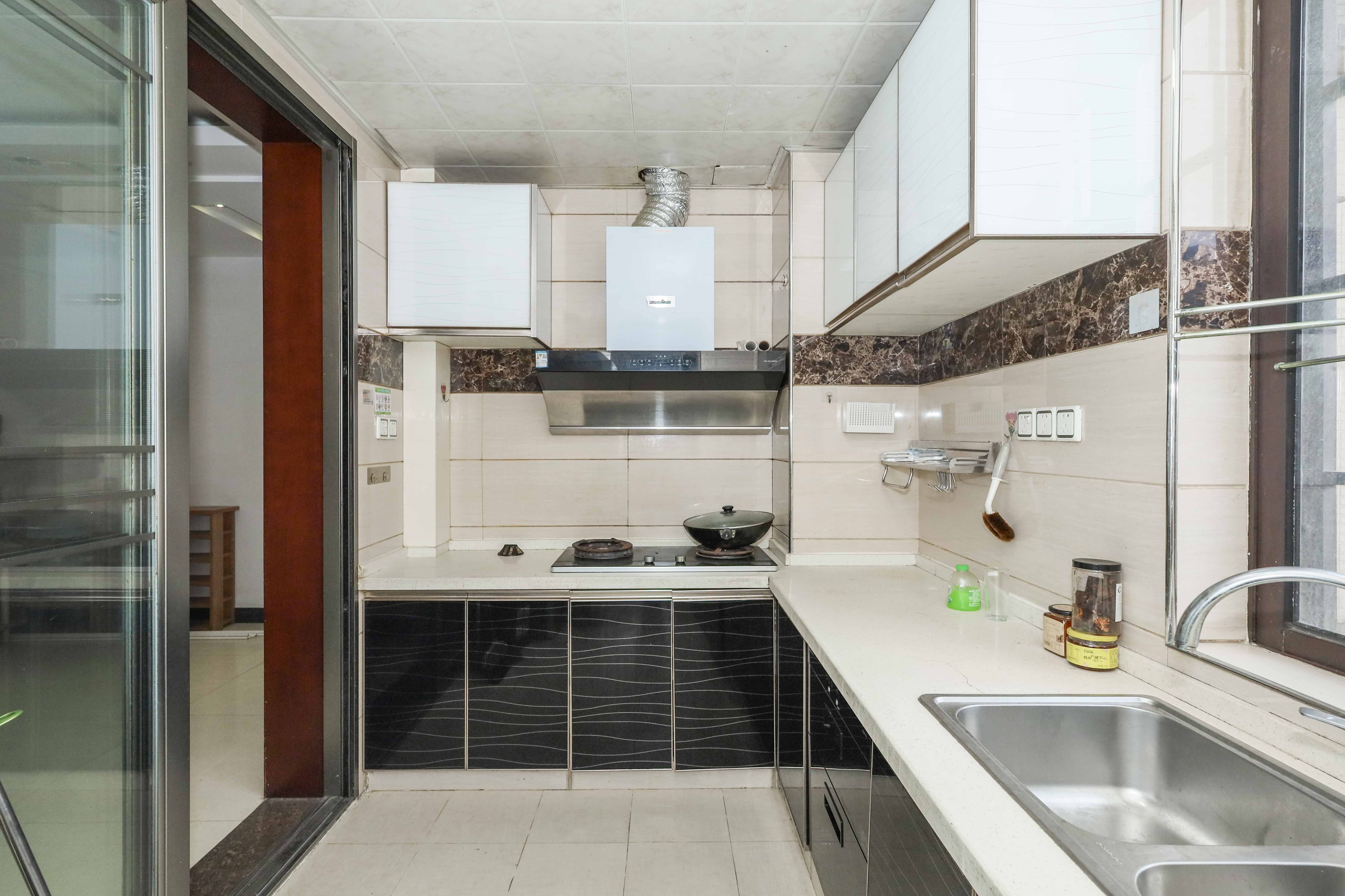 保利麓谷林语E区  4室2厅2卫    140.0万厨房