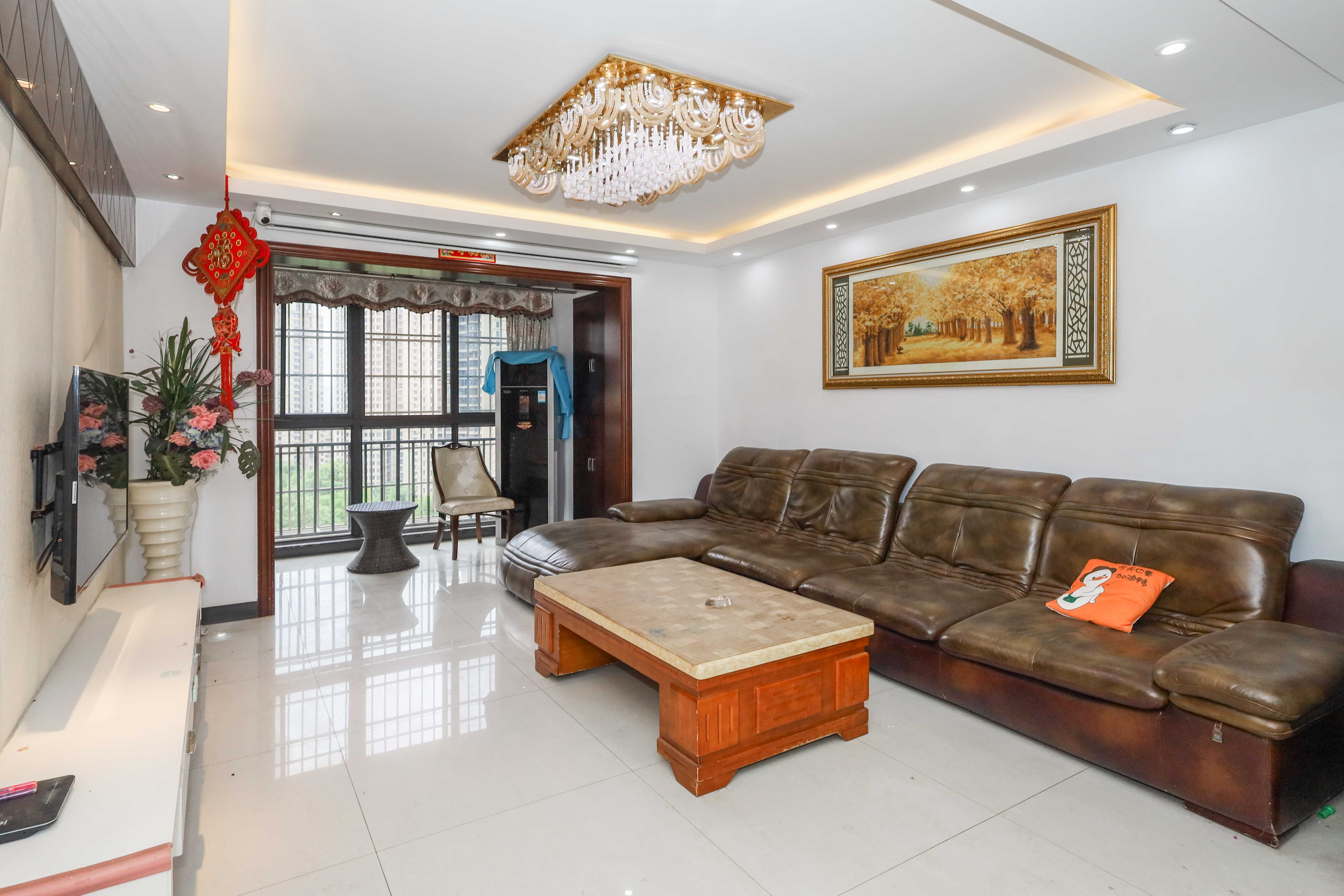 保利麓谷林语E区  4室2厅2卫    140.0万客厅