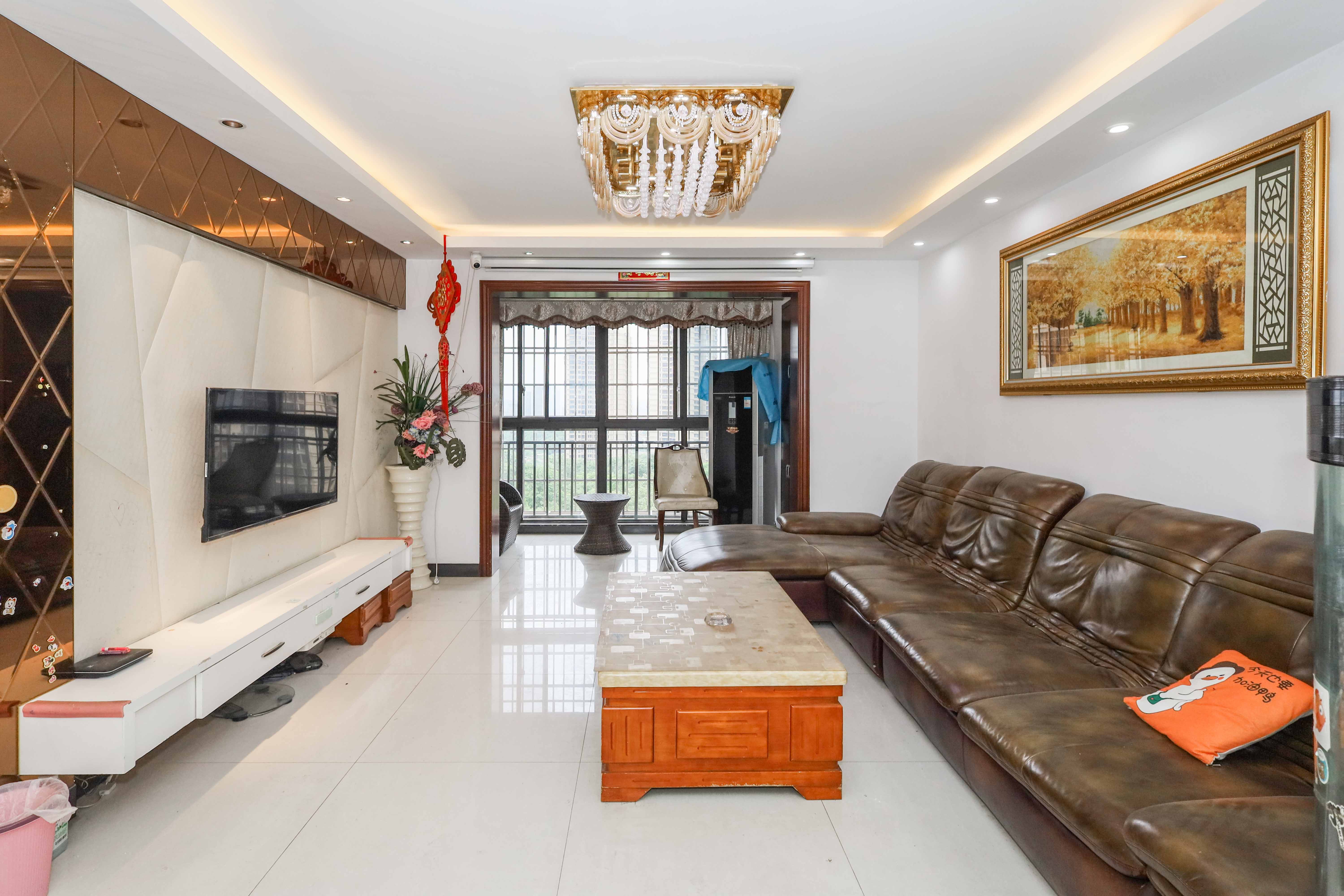 保利麓谷林语E区  4室2厅2卫    140.0万客厅