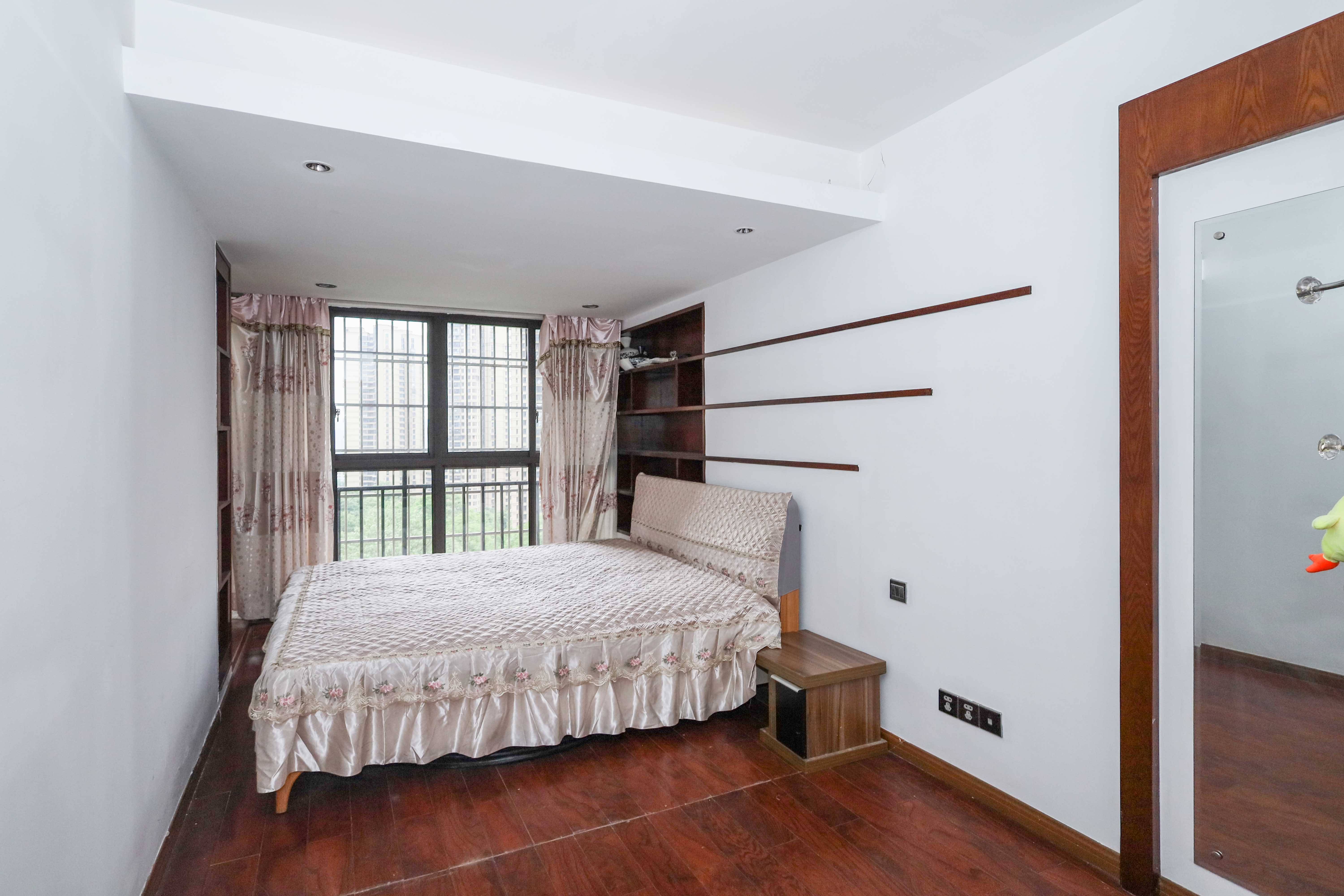 保利麓谷林语E区  4室2厅2卫    140.0万卧室