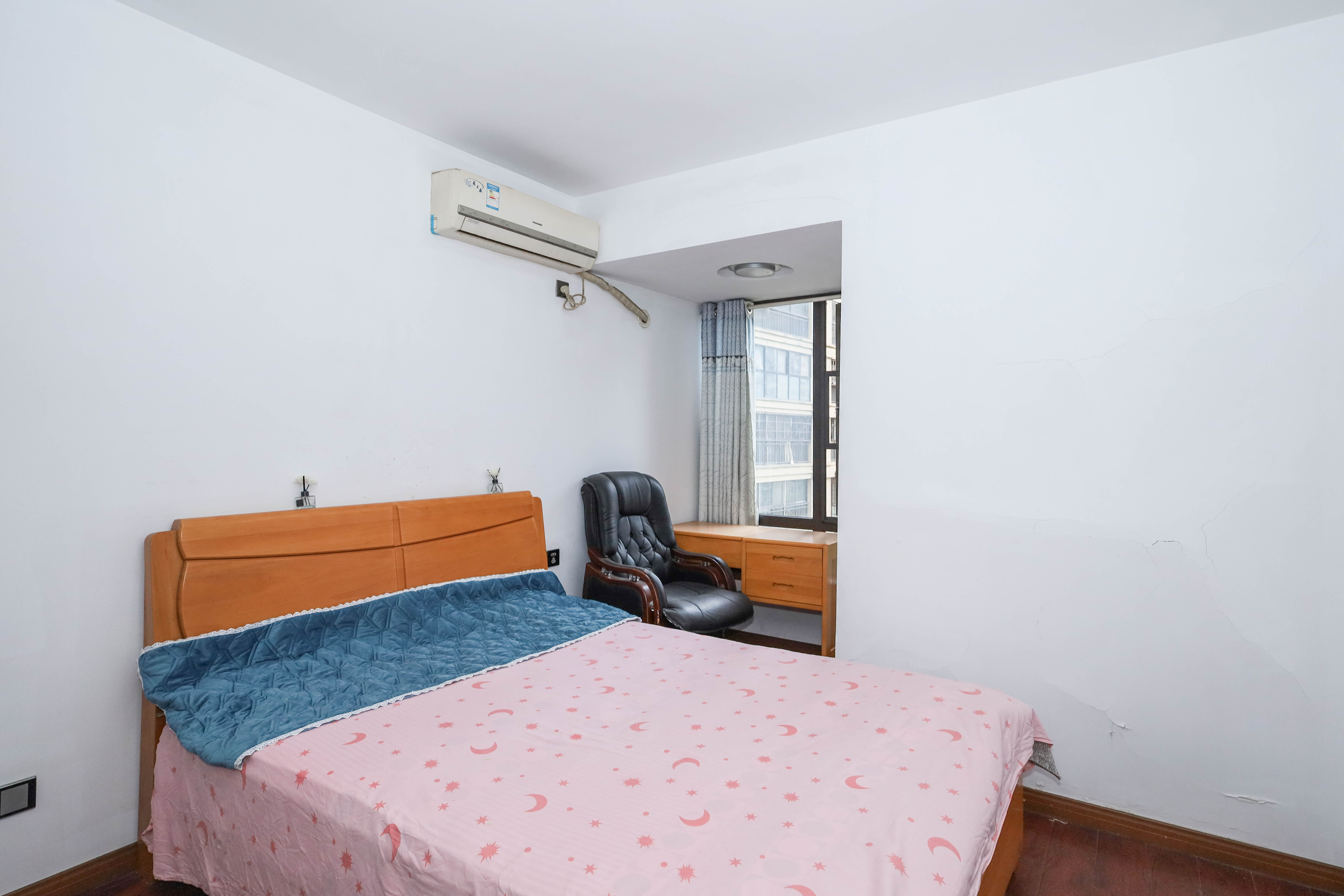 保利麓谷林语E区  4室2厅2卫    140.0万卧室