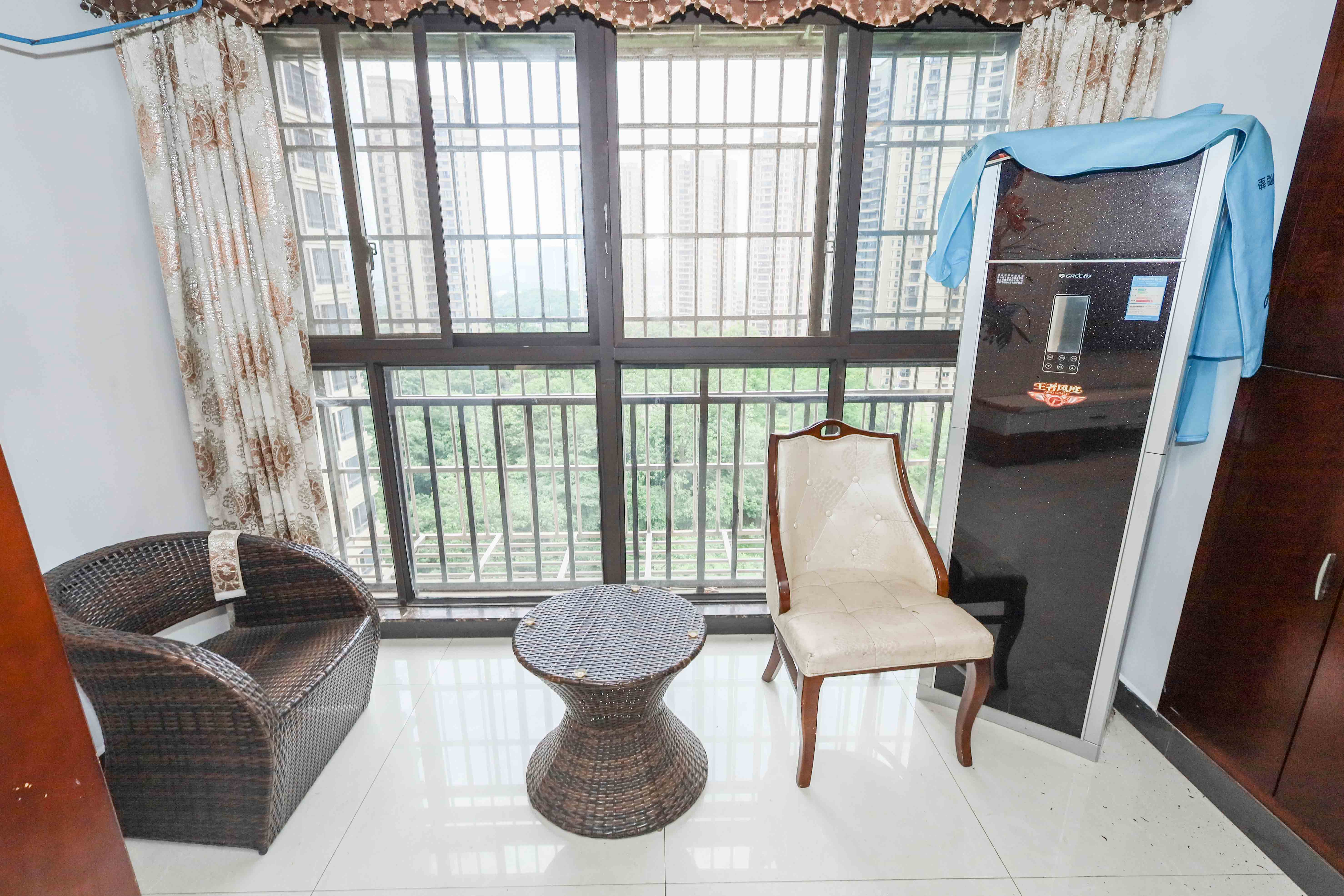 保利麓谷林语E区  4室2厅2卫    140.0万阳台