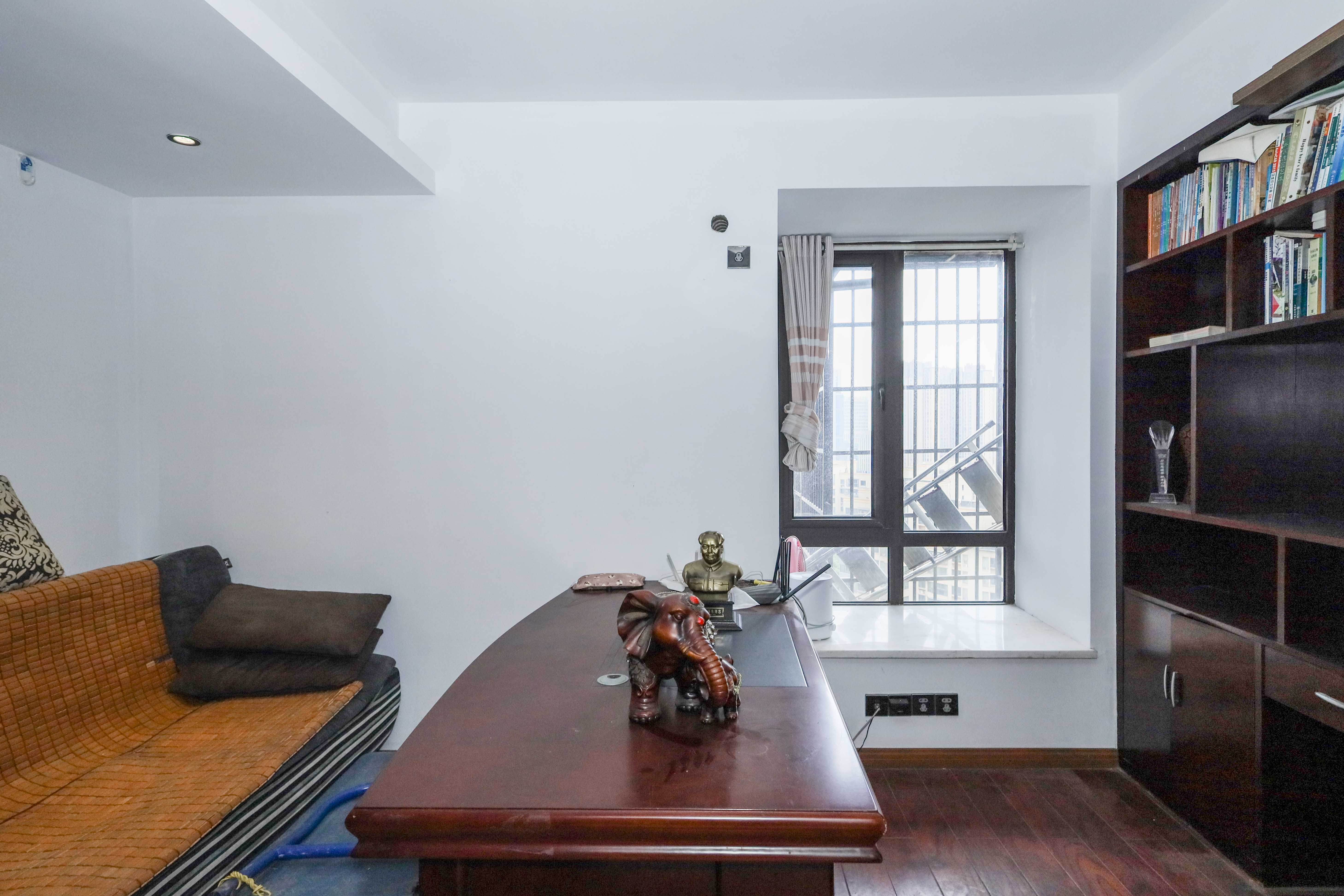 保利麓谷林语E区  4室2厅2卫    140.0万阳台