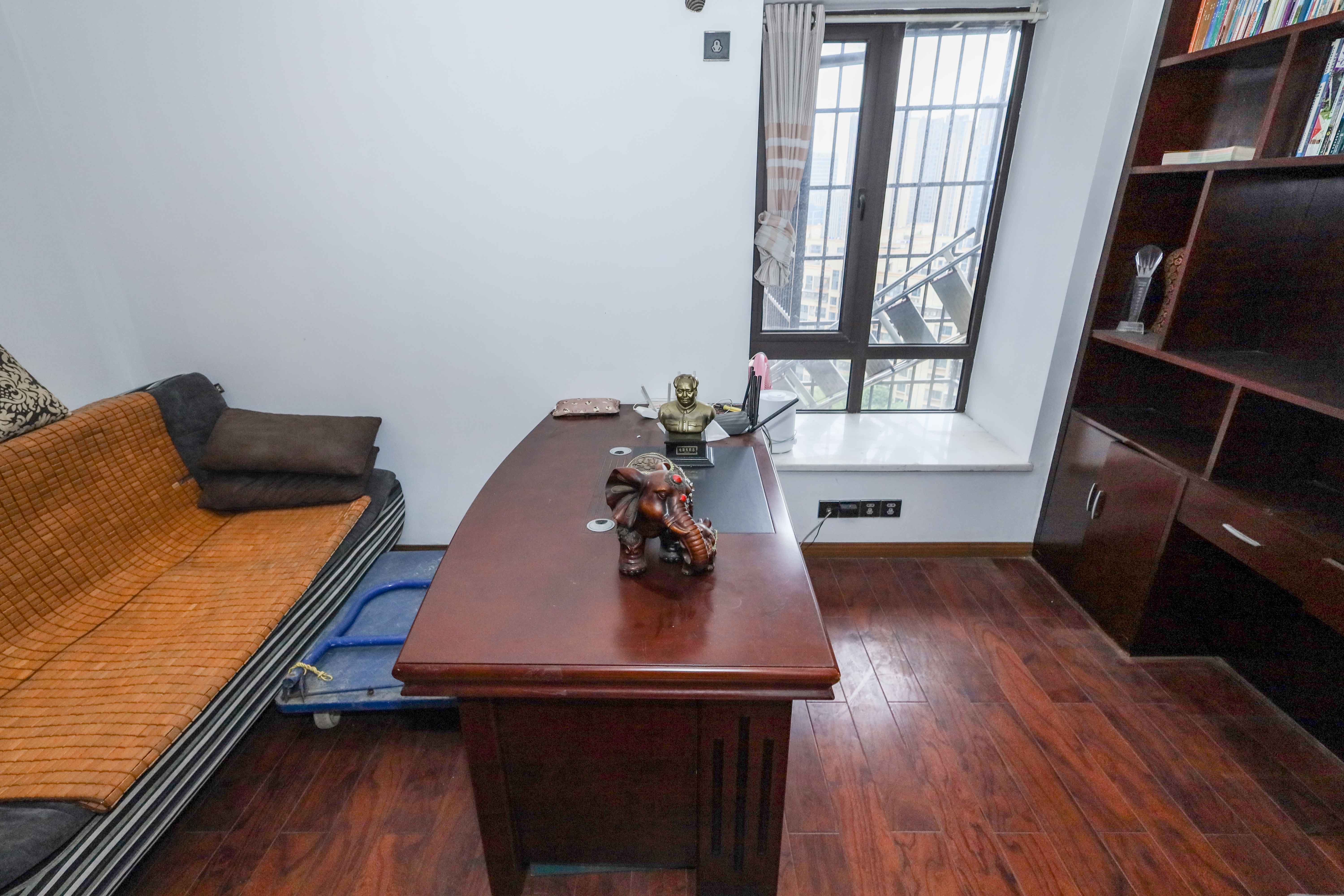 保利麓谷林语E区  4室2厅2卫    140.0万阳台