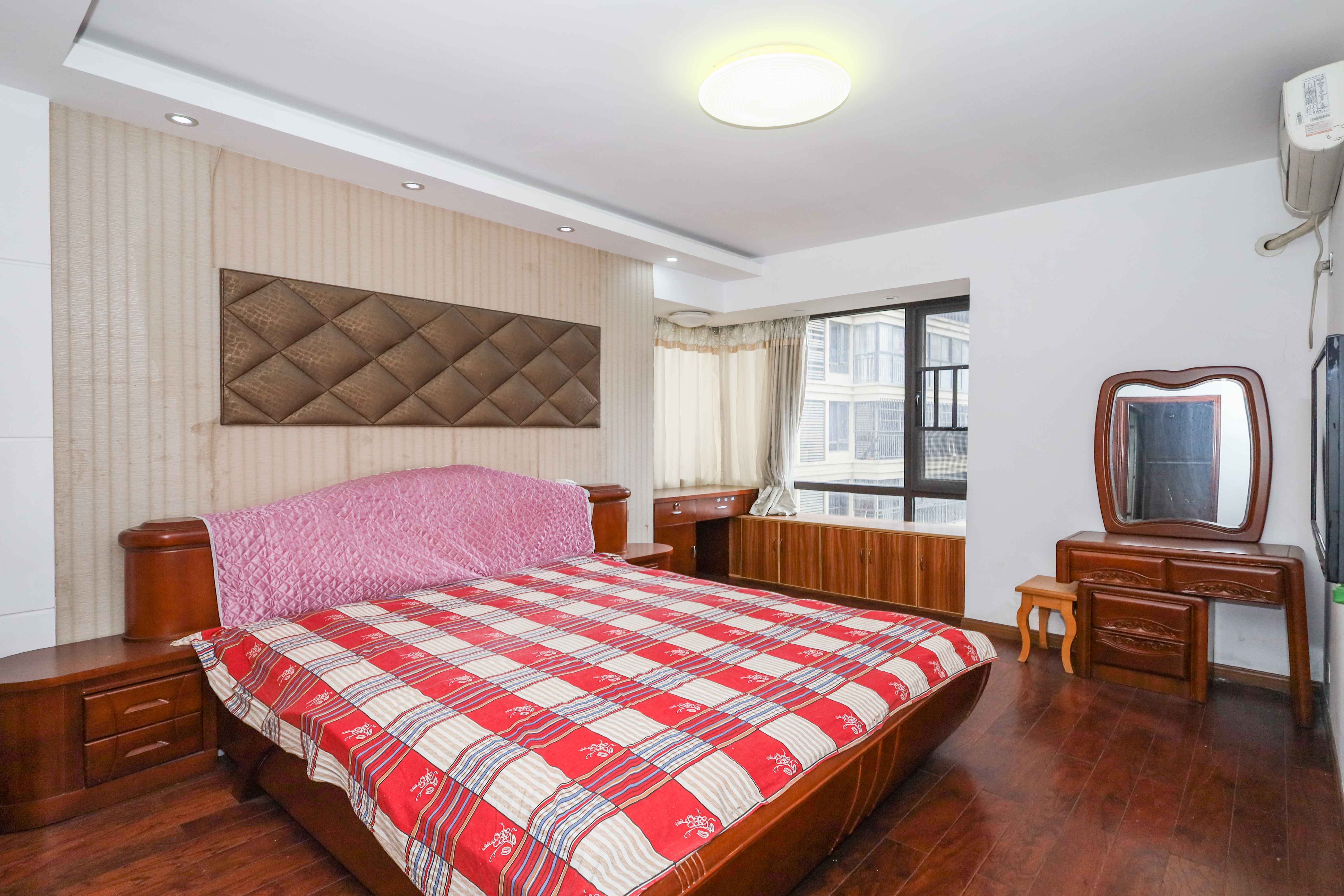 保利麓谷林语E区  4室2厅2卫    140.0万卧室