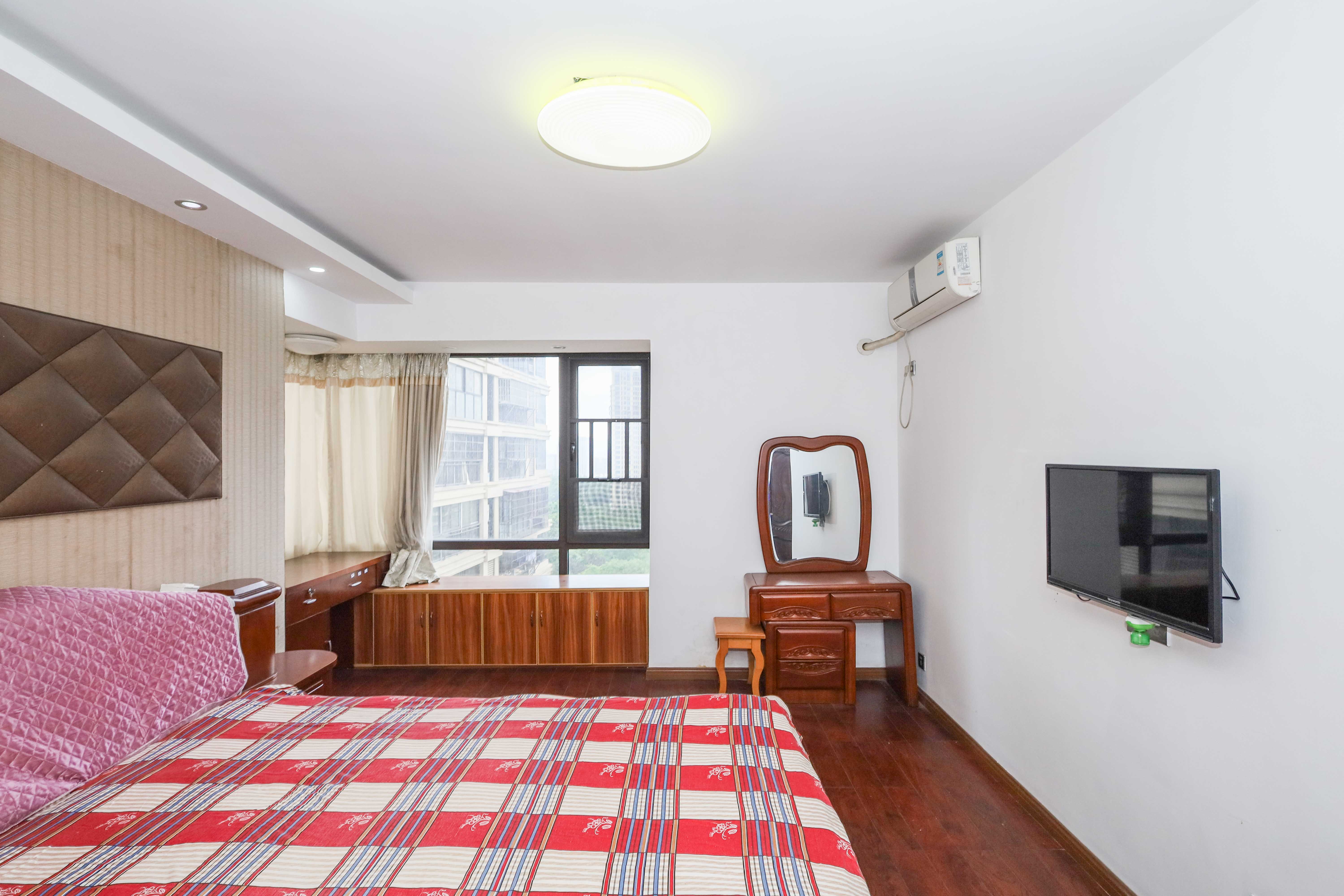 保利麓谷林语E区  4室2厅2卫    140.0万卧室