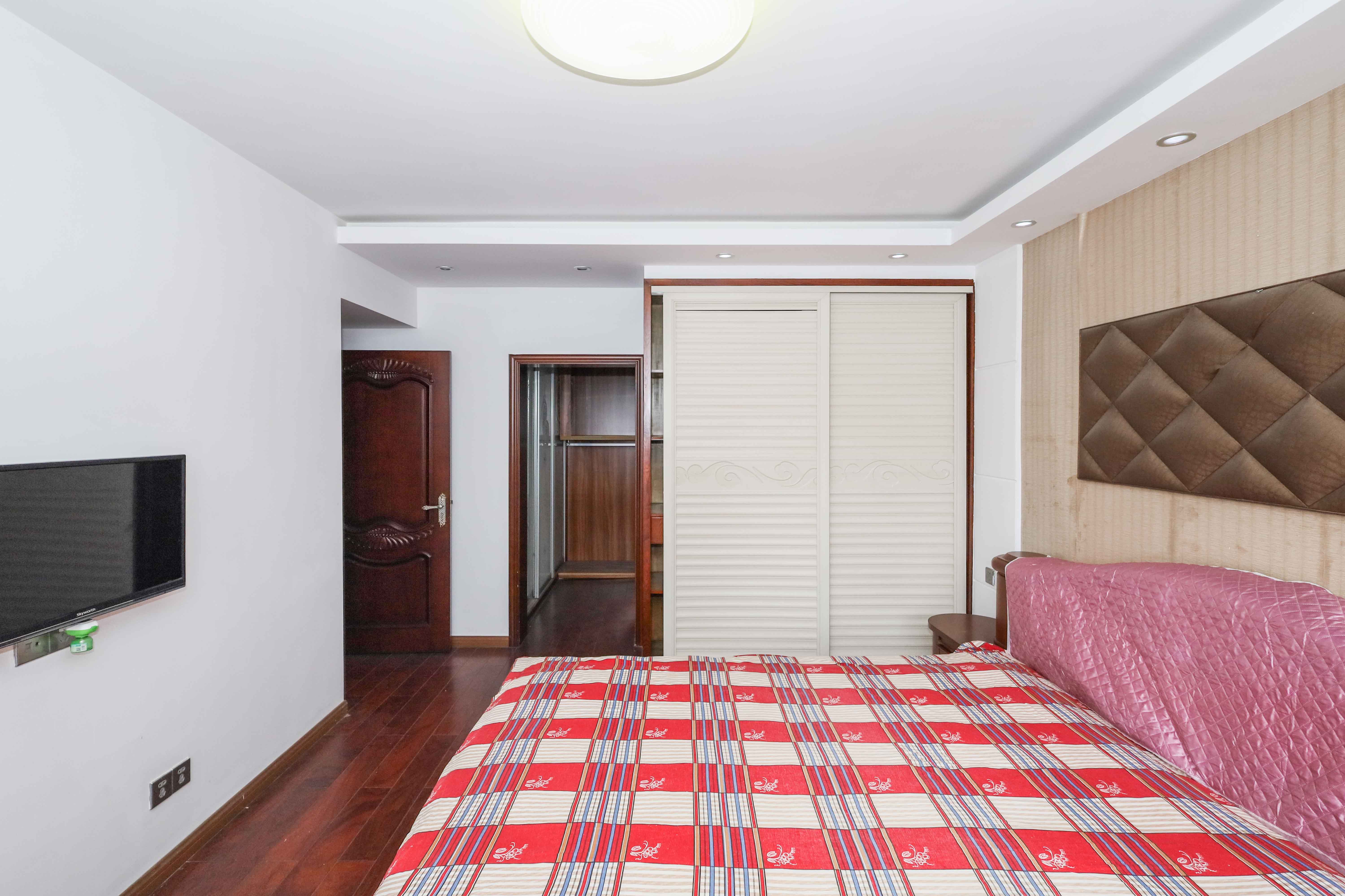 保利麓谷林语E区  4室2厅2卫    140.0万卧室